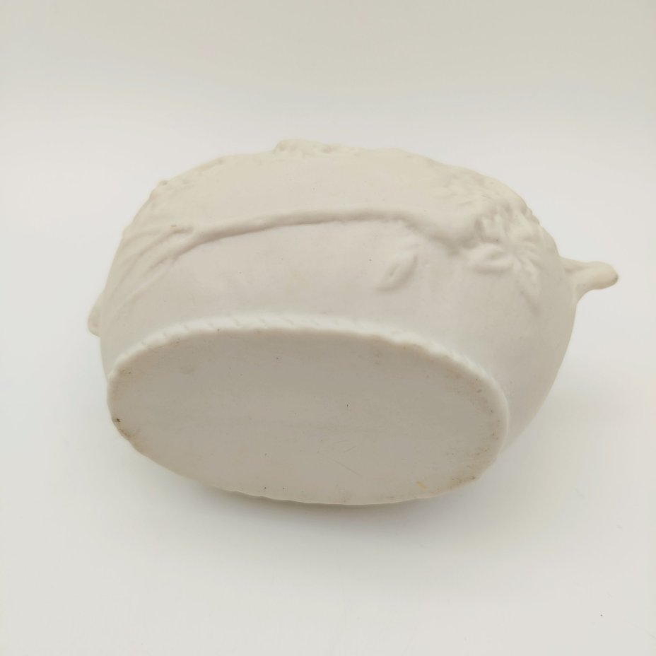 Вазочка (конфетница) с декором в виде изображения ветвей и ласточки