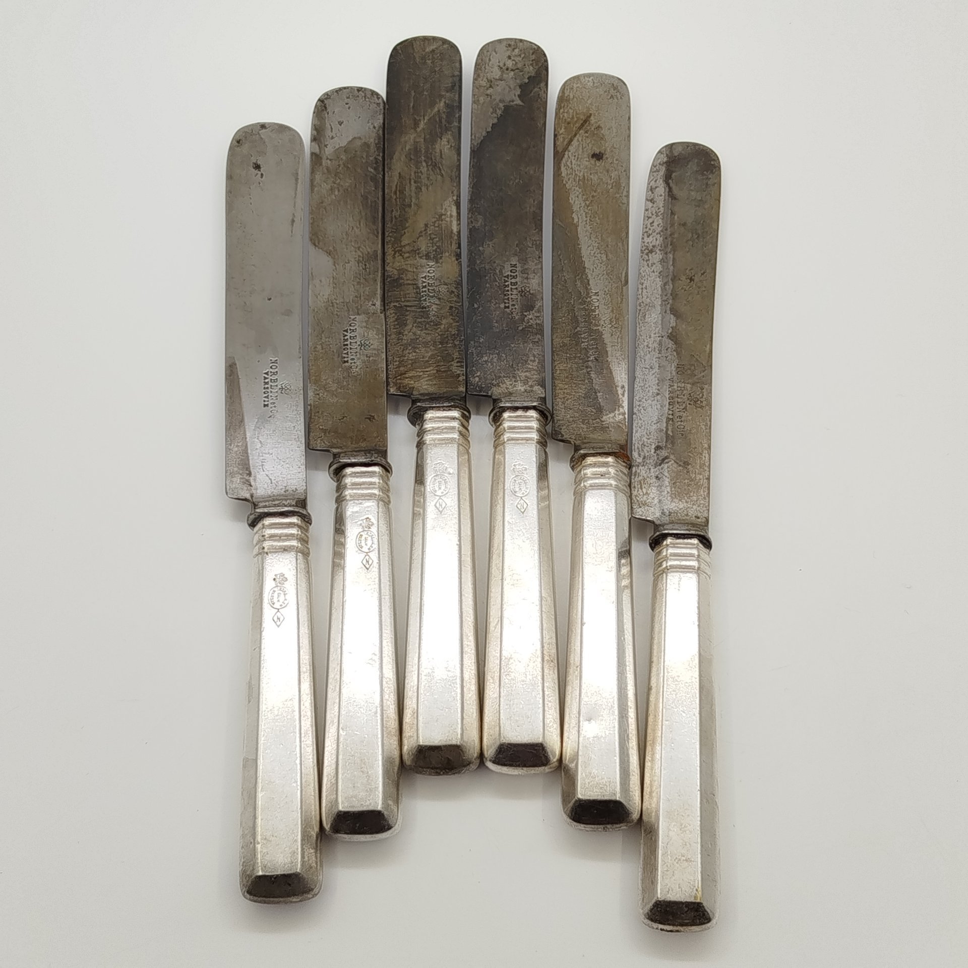 Набор из шести столовых ножей с гранеными ручками и поперечными полосами, металл, серебрение, сталь, Norblin & Co (Норблин), Царство Польское, 1900-1915 гг.