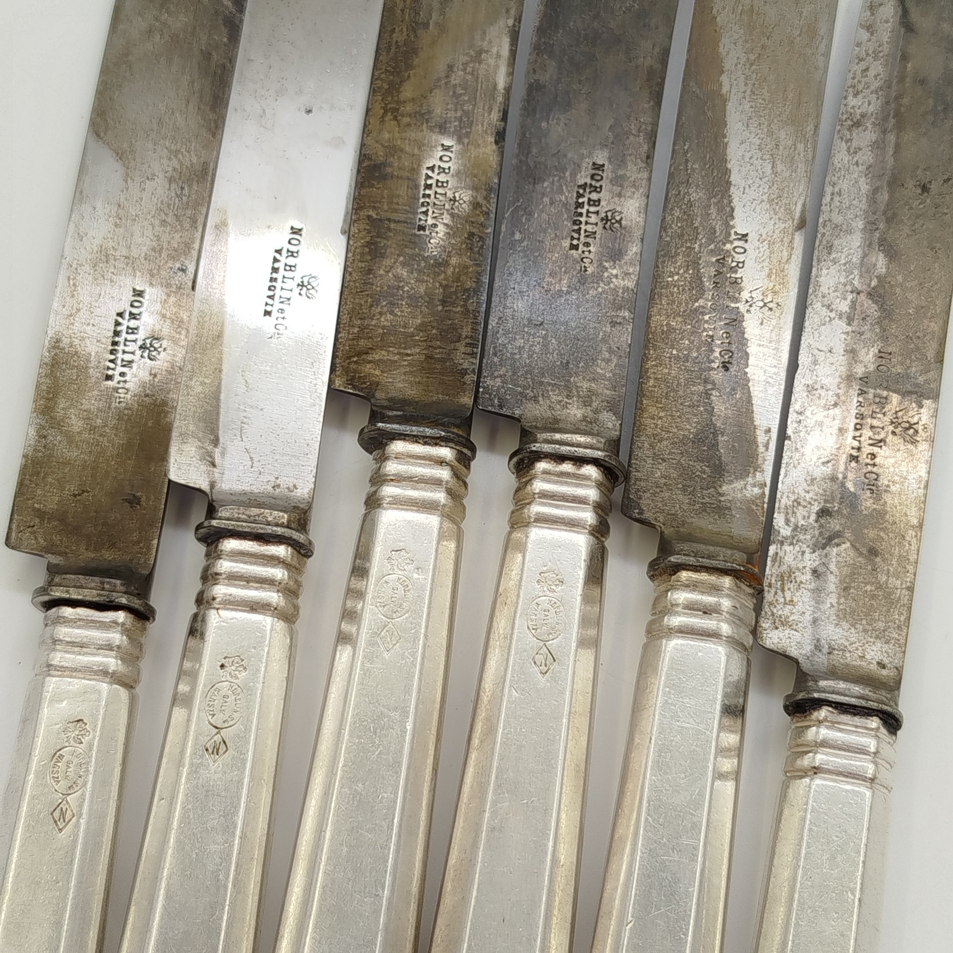 Набор из шести столовых ножей с гранеными ручками и поперечными полосами, металл, серебрение, сталь, Norblin & Co (Норблин), Царство Польское, 1900-1915 гг.