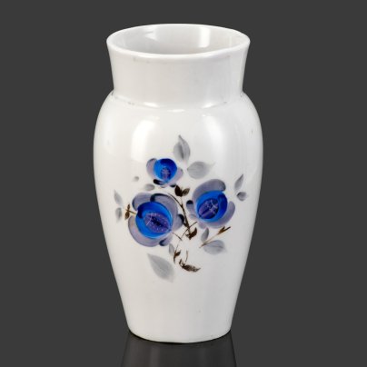 [Редкая] Ваза с декором в виде синих цветов, автор формы С.Е. Яковлева, клеймо "ХV", фарфор, роспись надглазурная, золочение, Ленинградский фарфоровый завод (ЛФЗ), СССР, 1930-1940 гг.