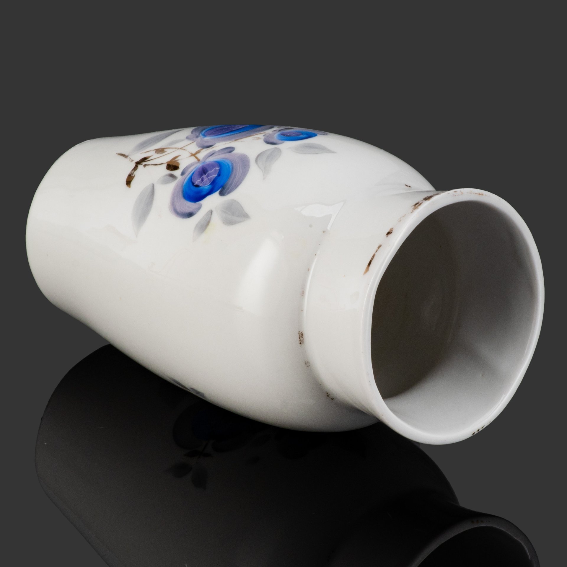 [Редкая] Ваза с декором в виде синих цветов, автор формы С.Е. Яковлева, клеймо "ХV", фарфор, роспись надглазурная, золочение, Ленинградский фарфоровый завод (ЛФЗ), СССР, 1930-1940 гг.