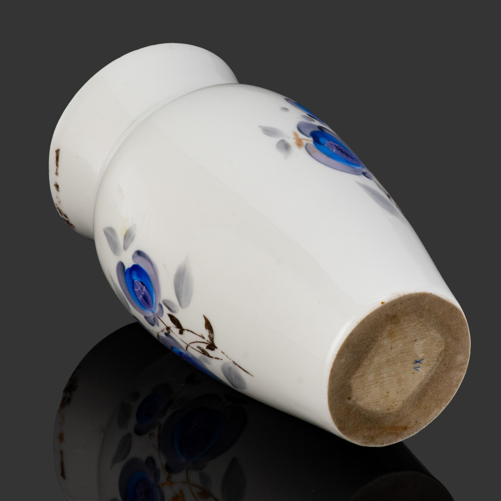 [Редкая] Ваза с декором в виде синих цветов, автор формы С.Е. Яковлева, клеймо "ХV", фарфор, роспись надглазурная, золочение, Ленинградский фарфоровый завод (ЛФЗ), СССР, 1930-1940 гг.