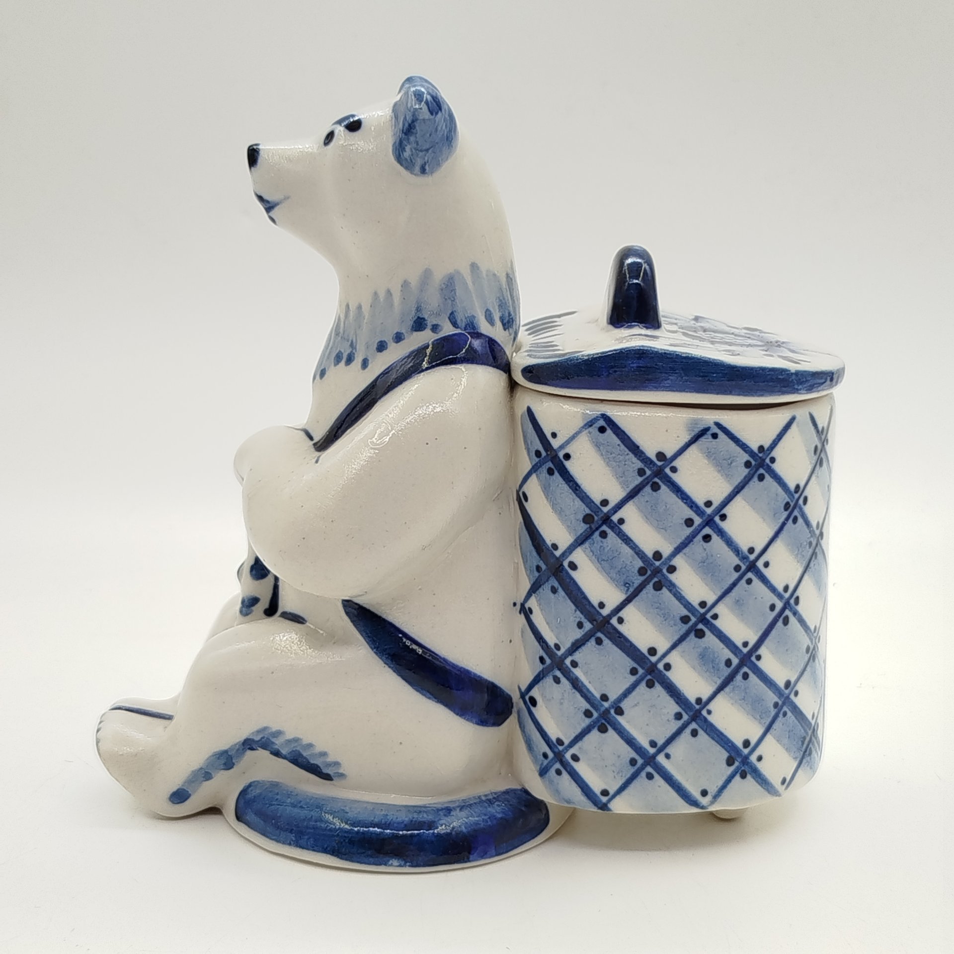 Статуэтка "Медведь с кузовком за спиной", Гжель