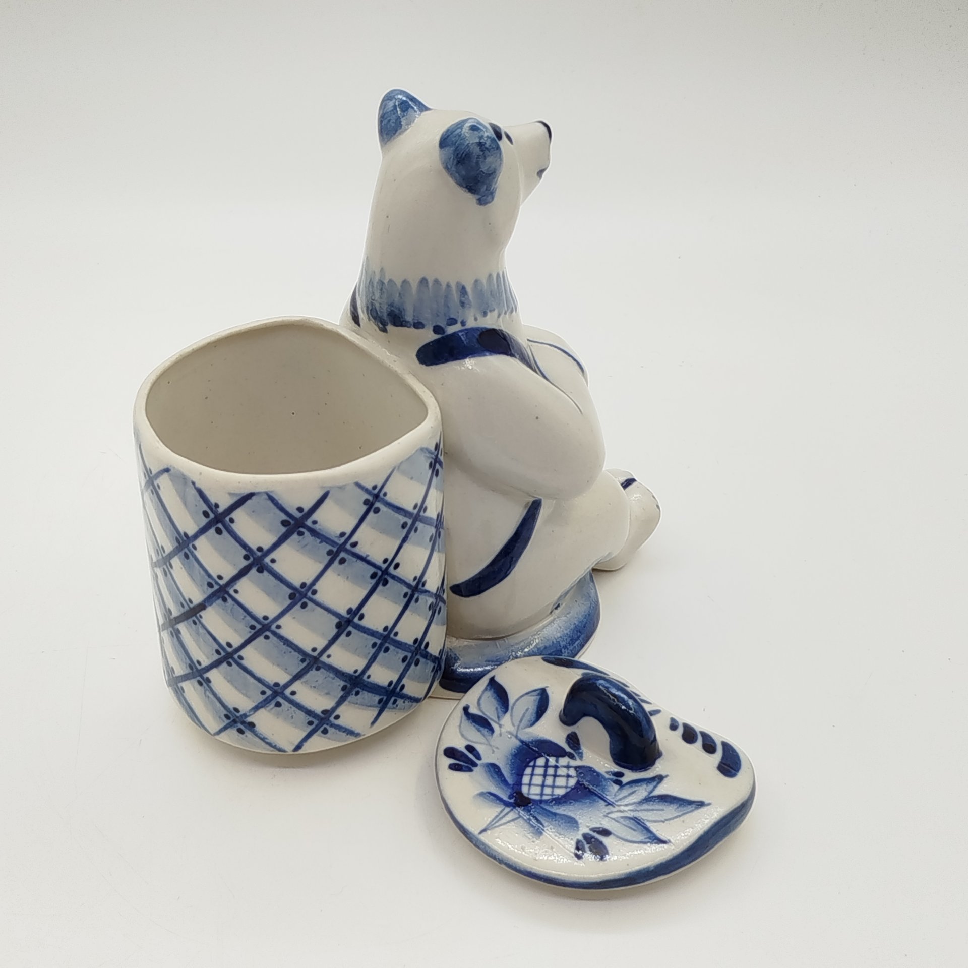 Статуэтка "Медведь с кузовком за спиной", Гжель