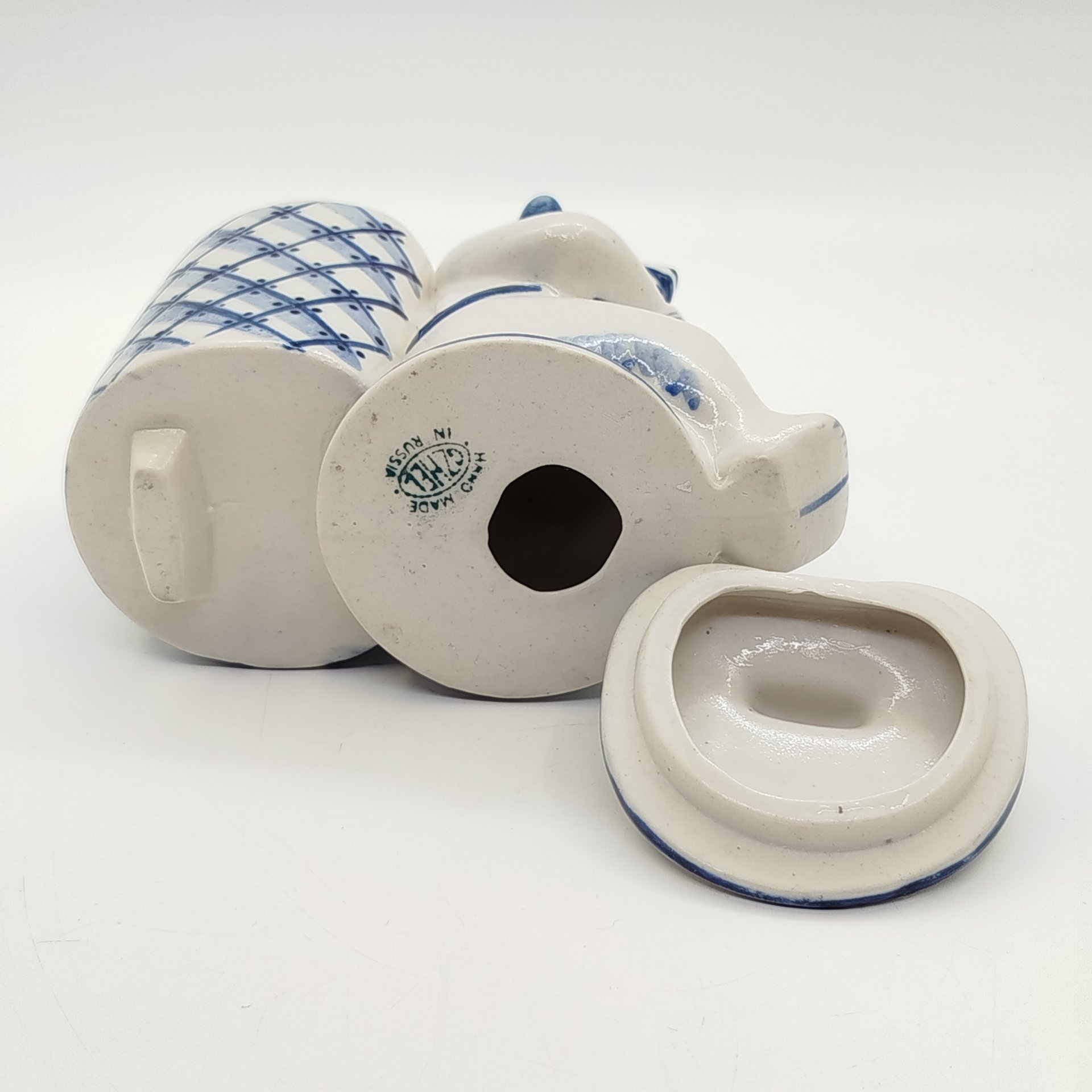 Статуэтка "Медведь с кузовком за спиной", Гжель