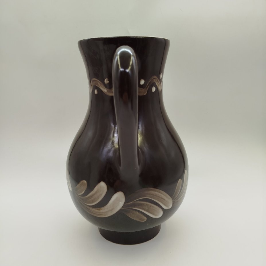 Кувшин в народном стиле