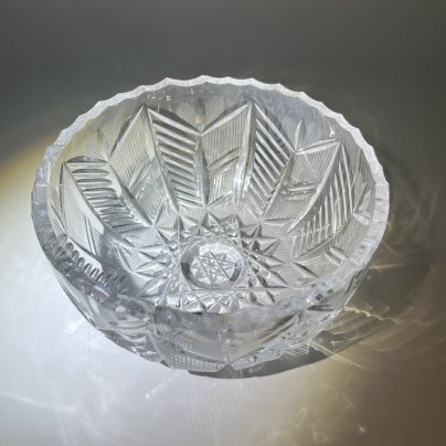 Конфетница с геометрическим резным декором