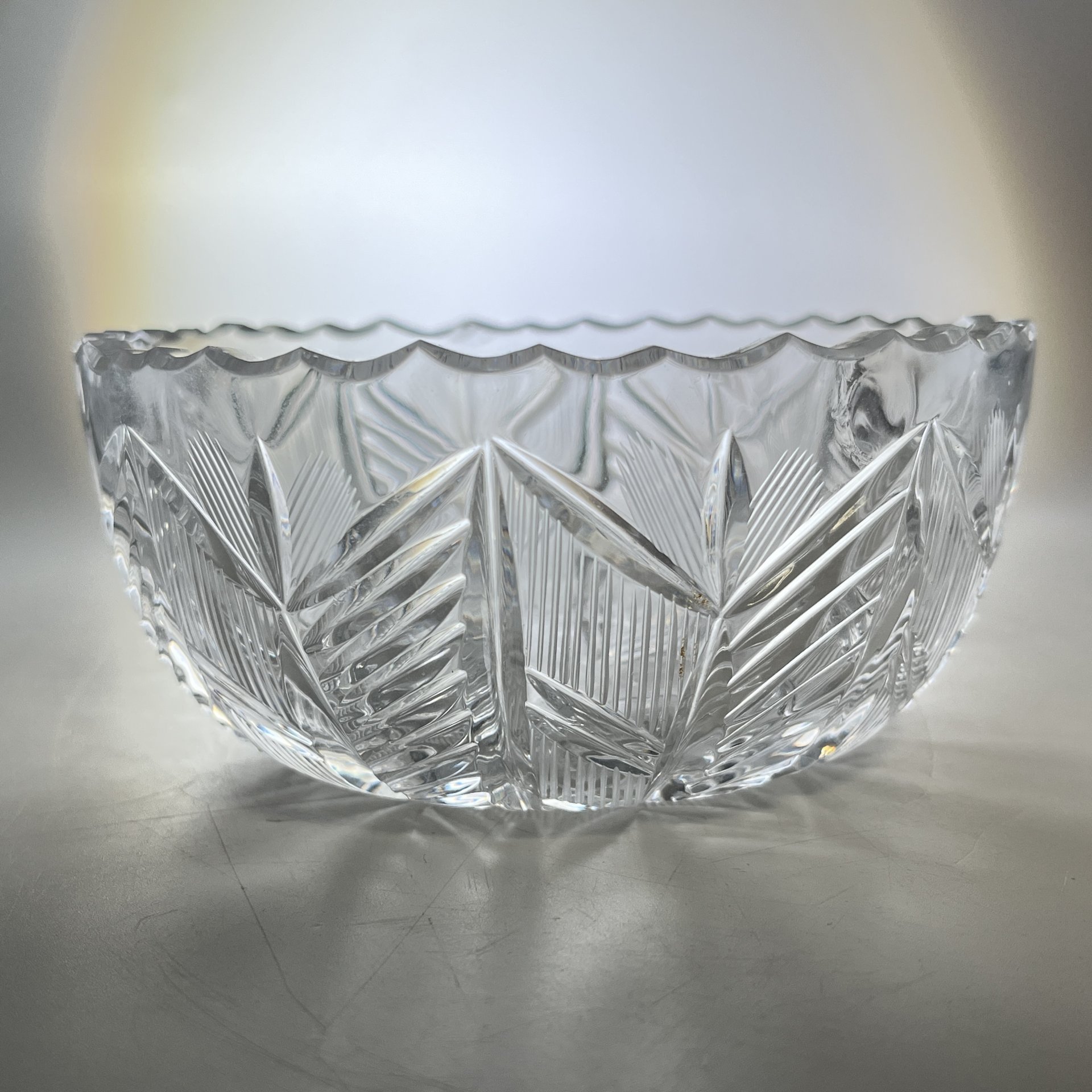 Конфетница с геометрическим резным декором