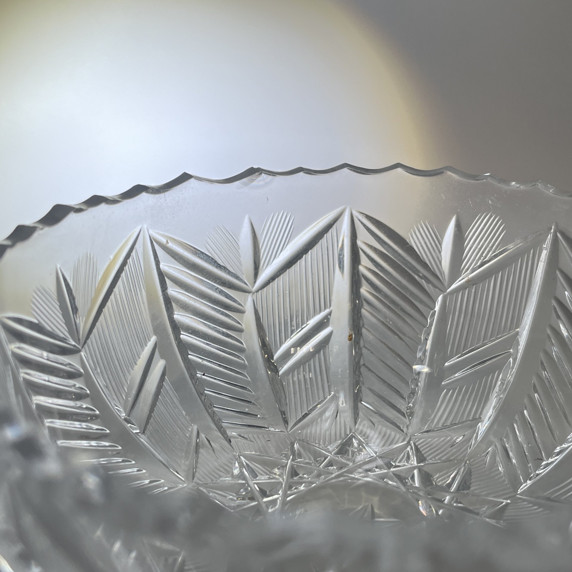 Конфетница с геометрическим резным декором