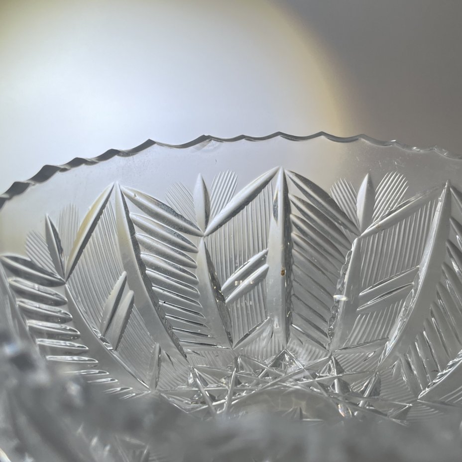 Конфетница с геометрическим резным декором