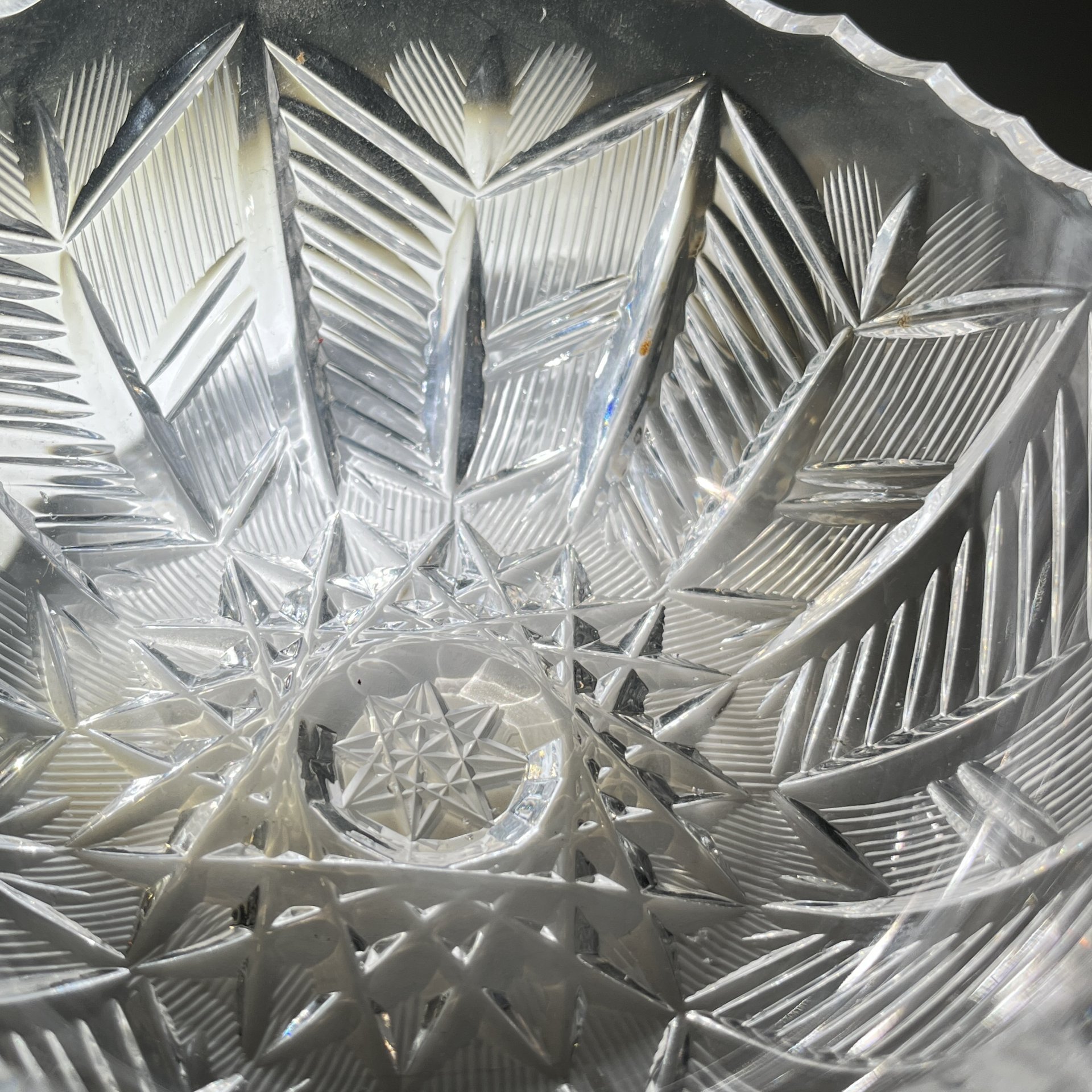 Конфетница с геометрическим резным декором