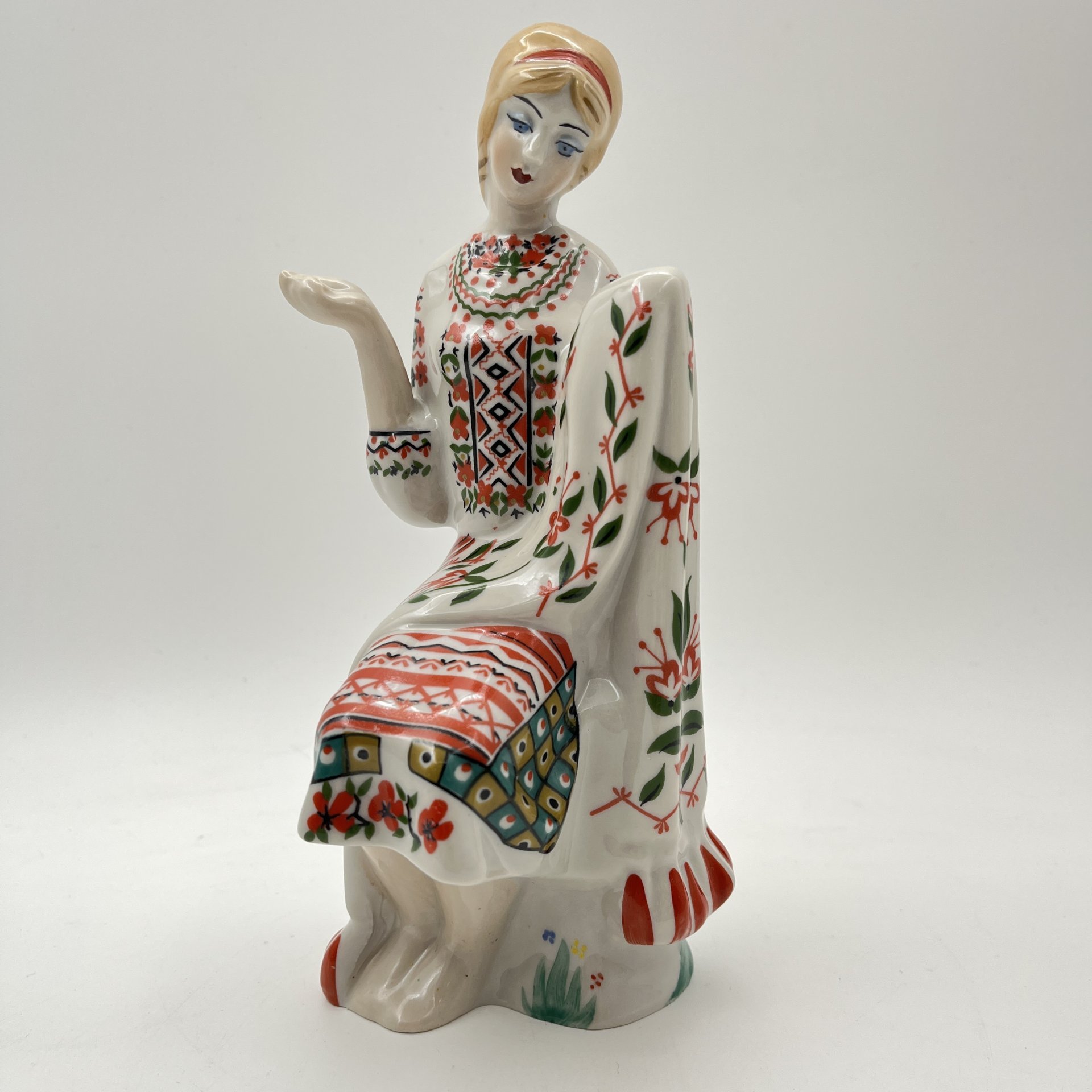 Статуэтка "Украинка" ("Вышивальщица"), автор В.Т. Мусиенко, фарфор, деколь, роспись, Киевский экспериментальный керамико-художественный завод (КЭКХЗ), Украина, 1991-2006 гг.