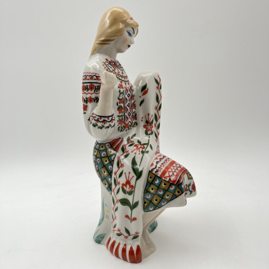 Статуэтка "Украинка" ("Вышивальщица"), автор В.Т. Мусиенко, фарфор, деколь, роспись, Киевский экспериментальный керамико-художественный завод (КЭКХЗ), Украина, 1991-2006 гг.