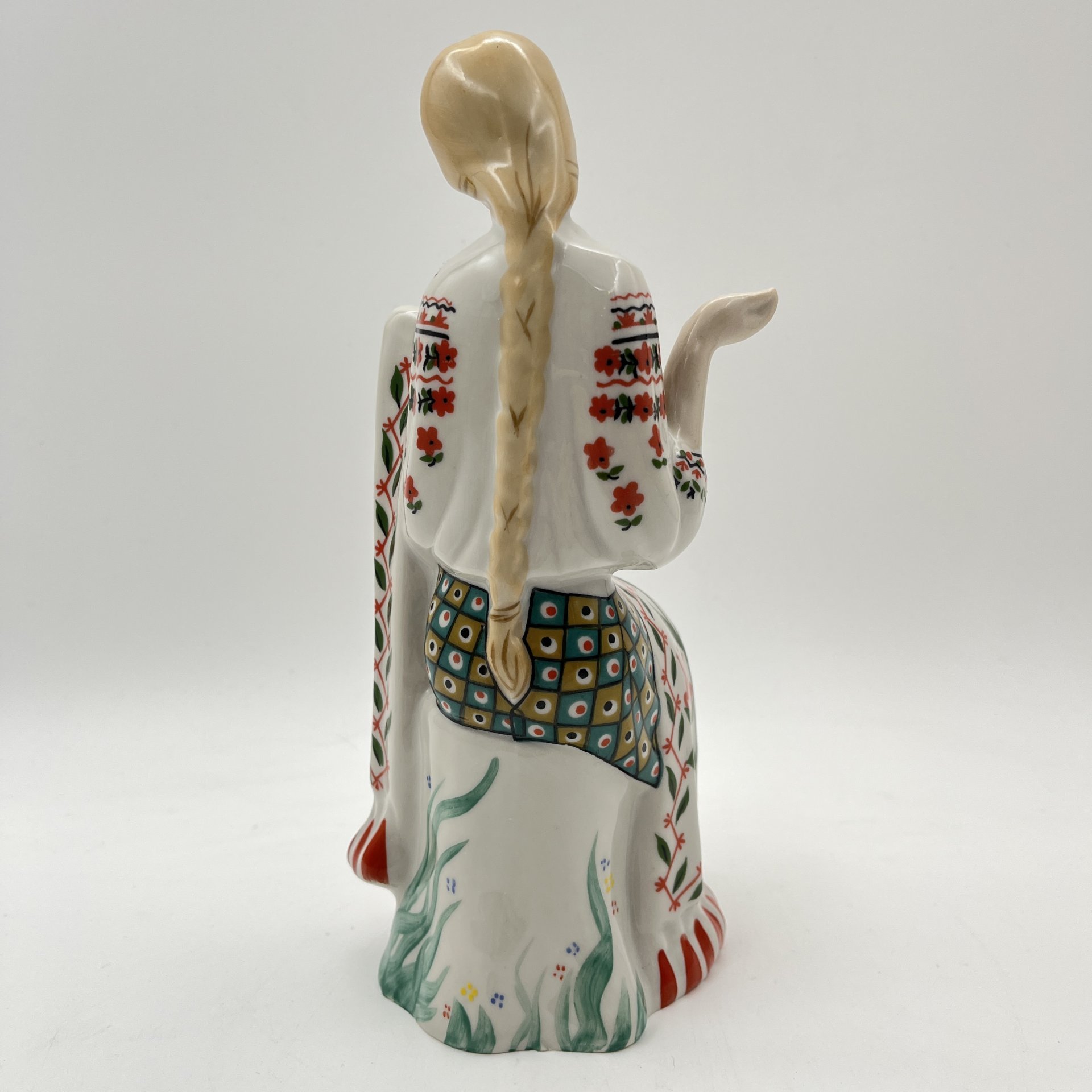 Статуэтка "Украинка" ("Вышивальщица"), автор В.Т. Мусиенко, фарфор, деколь, роспись, Киевский экспериментальный керамико-художественный завод (КЭКХЗ), Украина, 1991-2006 гг.