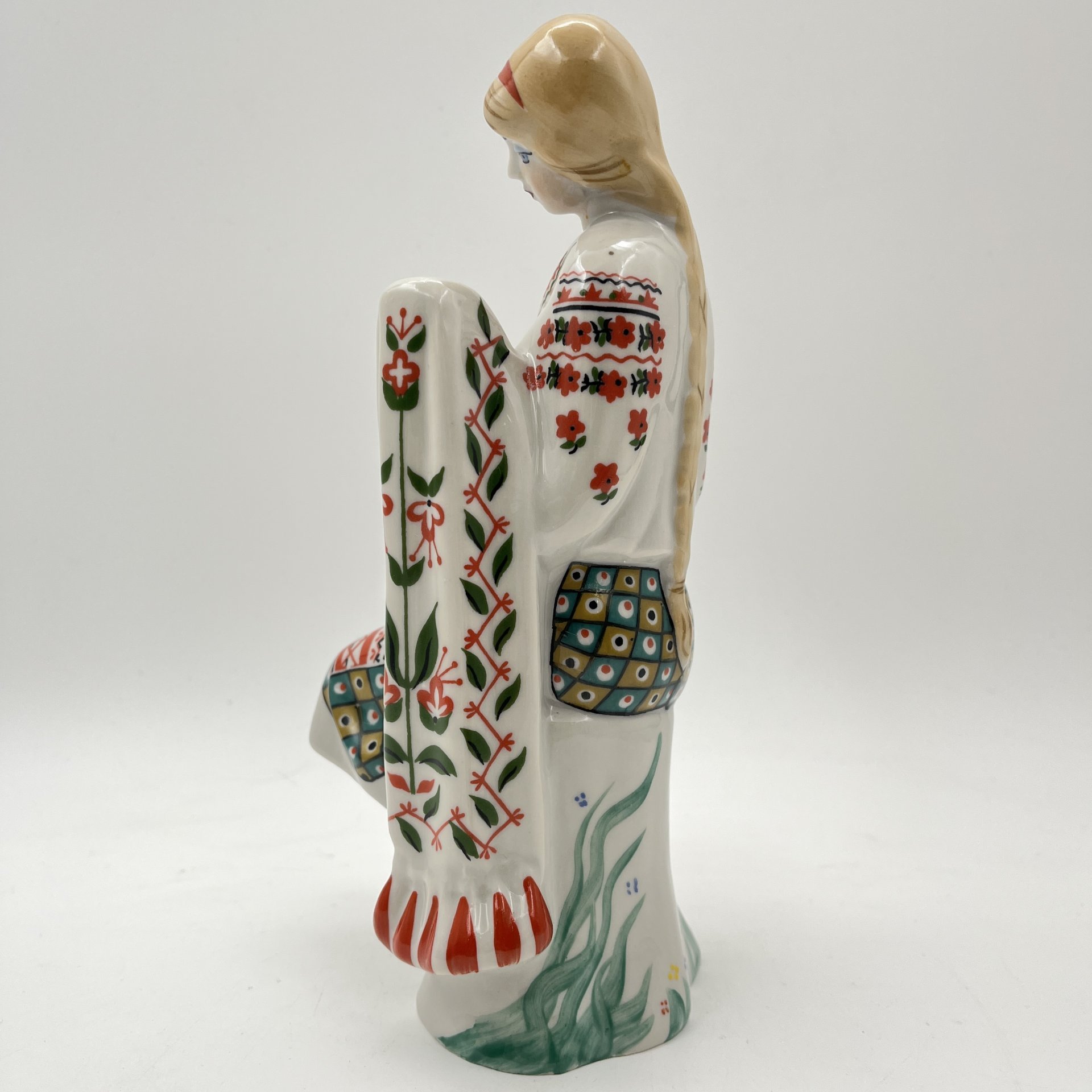 Статуэтка "Украинка" ("Вышивальщица"), автор В.Т. Мусиенко, фарфор, деколь, роспись, Киевский экспериментальный керамико-художественный завод (КЭКХЗ), Украина, 1991-2006 гг.