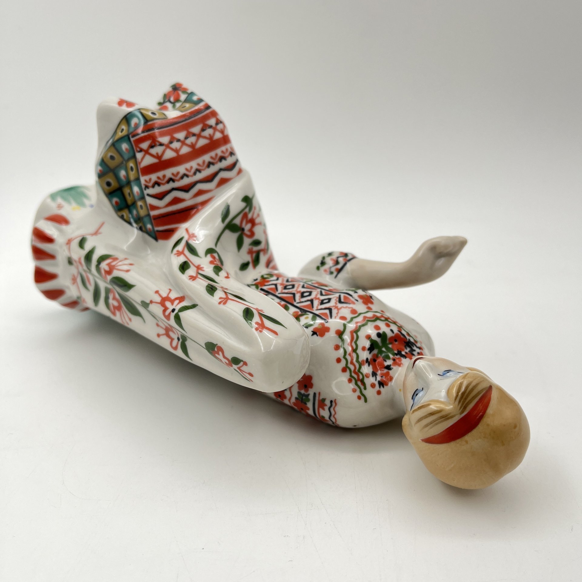 Статуэтка "Украинка" ("Вышивальщица"), автор В.Т. Мусиенко, фарфор, деколь, роспись, Киевский экспериментальный керамико-художественный завод (КЭКХЗ), Украина, 1991-2006 гг.