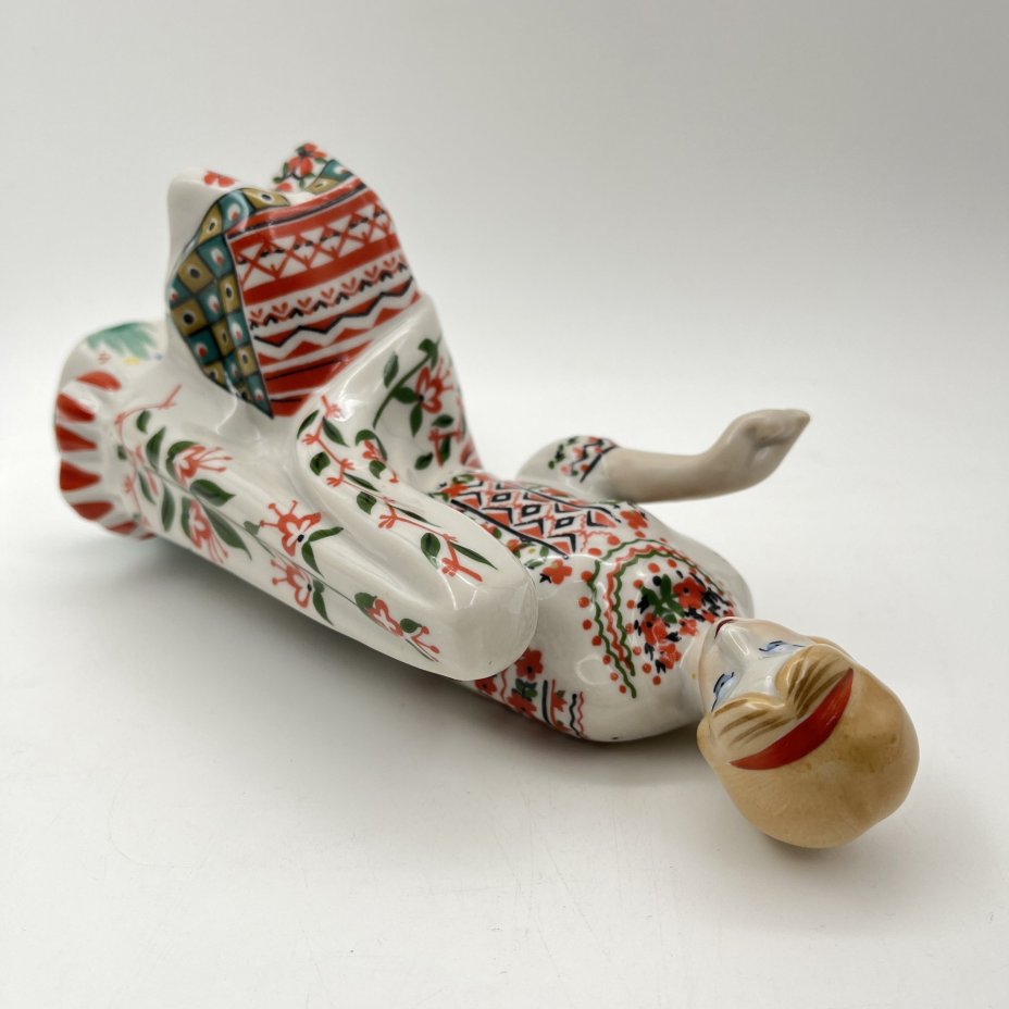 Статуэтка "Украинка" ("Вышивальщица"), автор В.Т. Мусиенко, фарфор, деколь, роспись, Киевский экспериментальный керамико-художественный завод (КЭКХЗ), Украина, 1991-2006 гг.