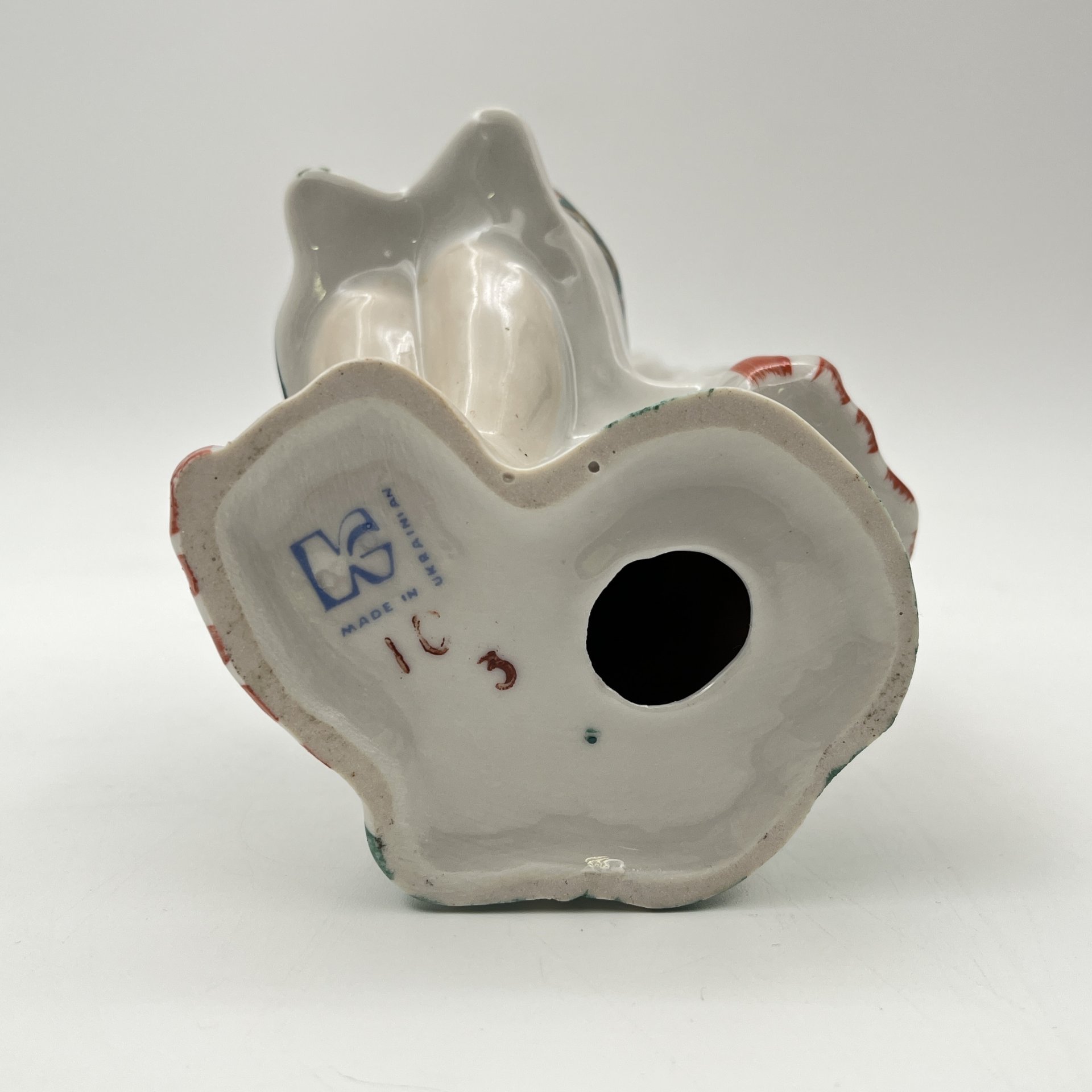 Статуэтка "Украинка" ("Вышивальщица"), автор В.Т. Мусиенко, фарфор, деколь, роспись, Киевский экспериментальный керамико-художественный завод (КЭКХЗ), Украина, 1991-2006 гг.