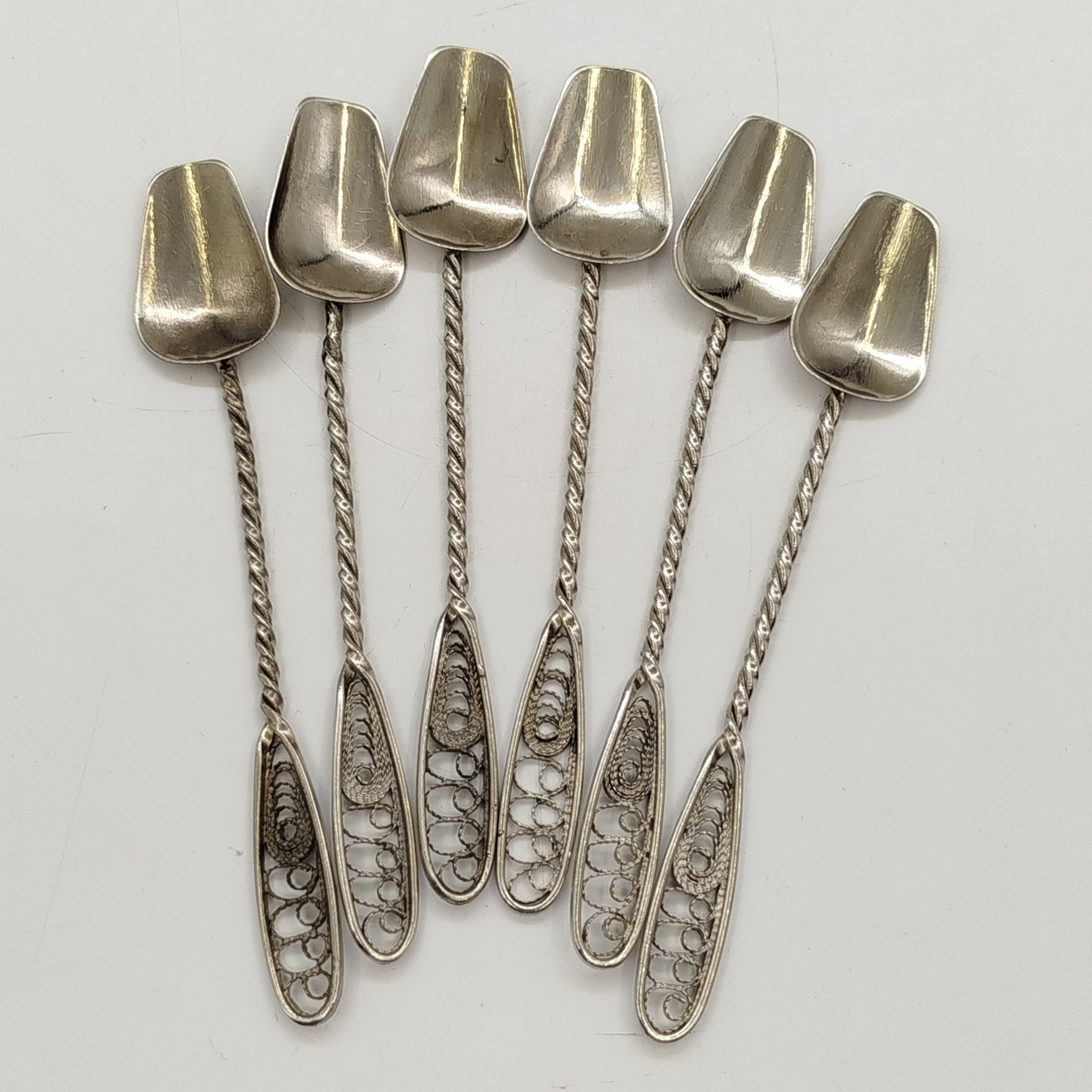 Набор кофейных ложек с витыми ручками и сканным декором, металл, серебрение, СССР, 1970-1990 гг.