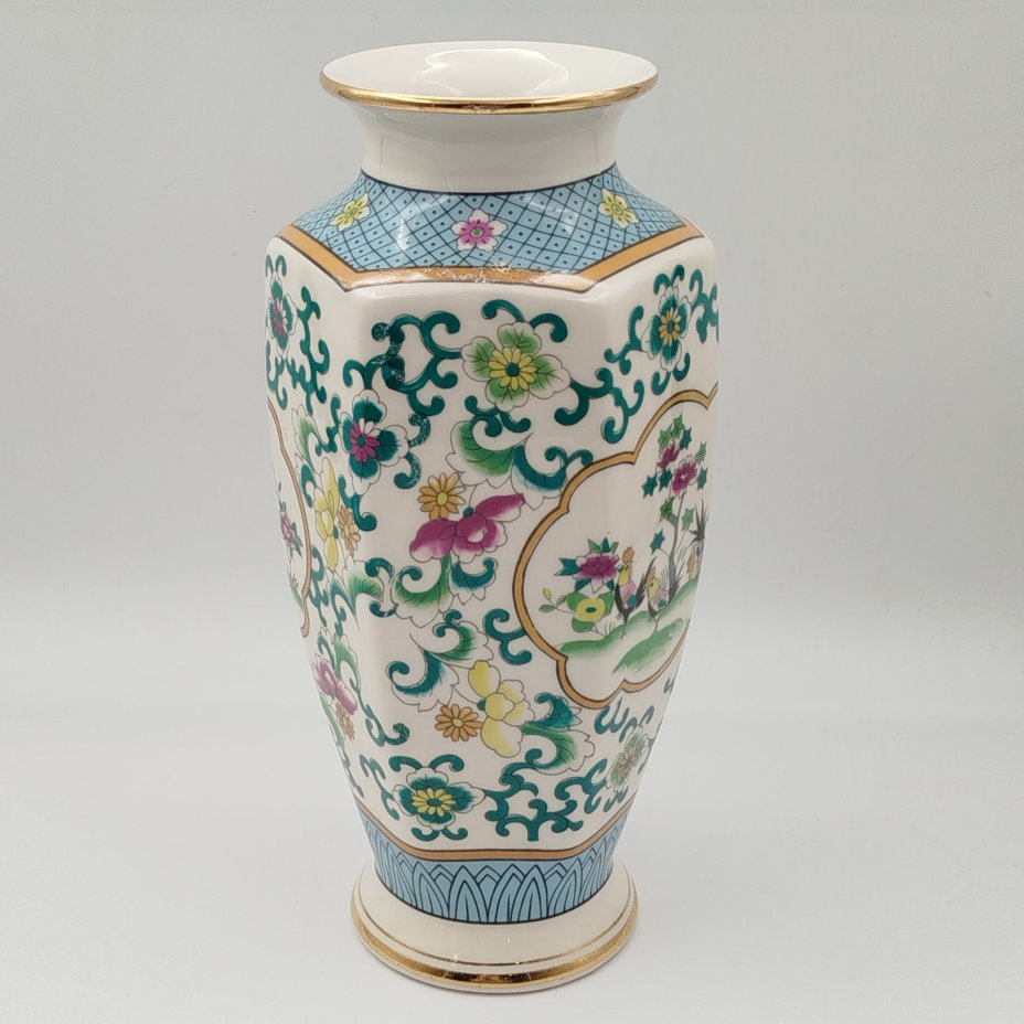 Ваза шестигранной формы, украшенная растительным декором и петухами в резерве, фарфор, деколь, золочение, Китай, 1960-1980 гг.