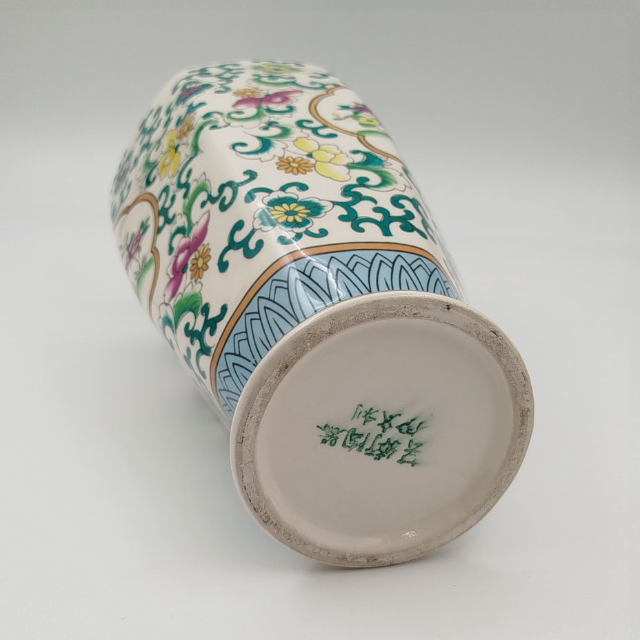 Ваза шестигранной формы, украшенная растительным декором и петухами в резерве, фарфор, деколь, золочение, Китай, 1960-1980 гг.