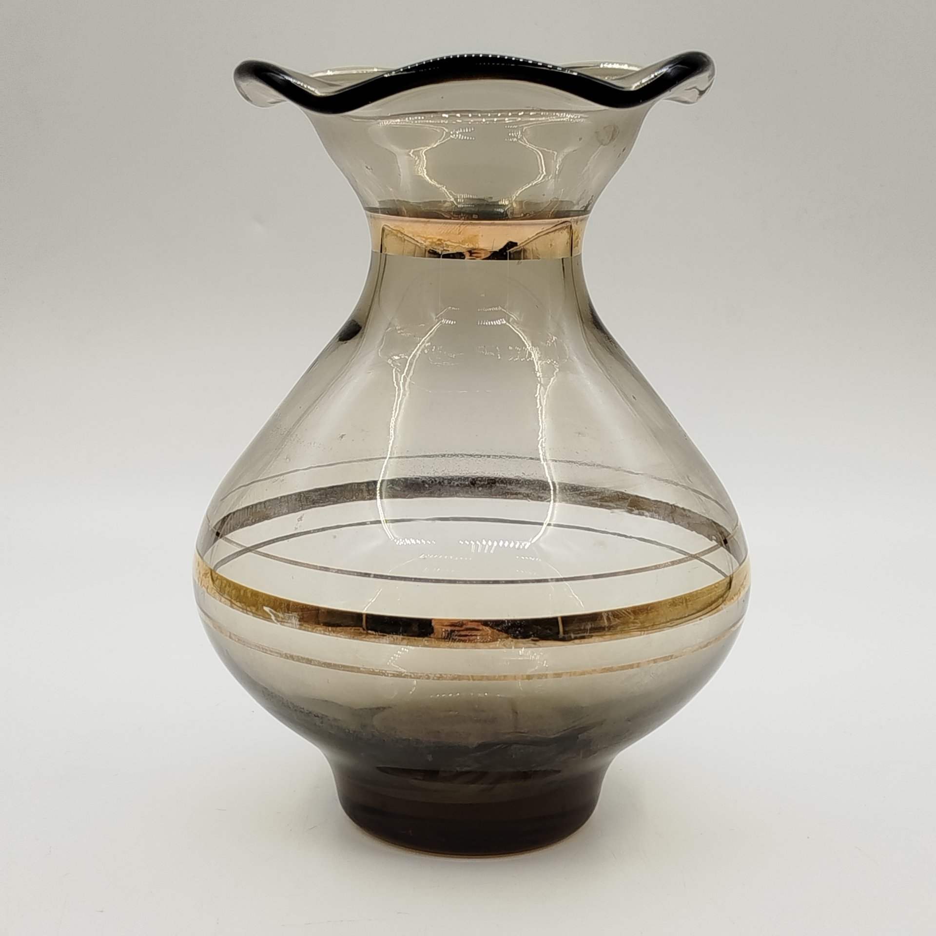 Ваза дымчатого оттенка с фестончатым краем, цветное стекло, золочение, СССР, 1970-1990 гг.