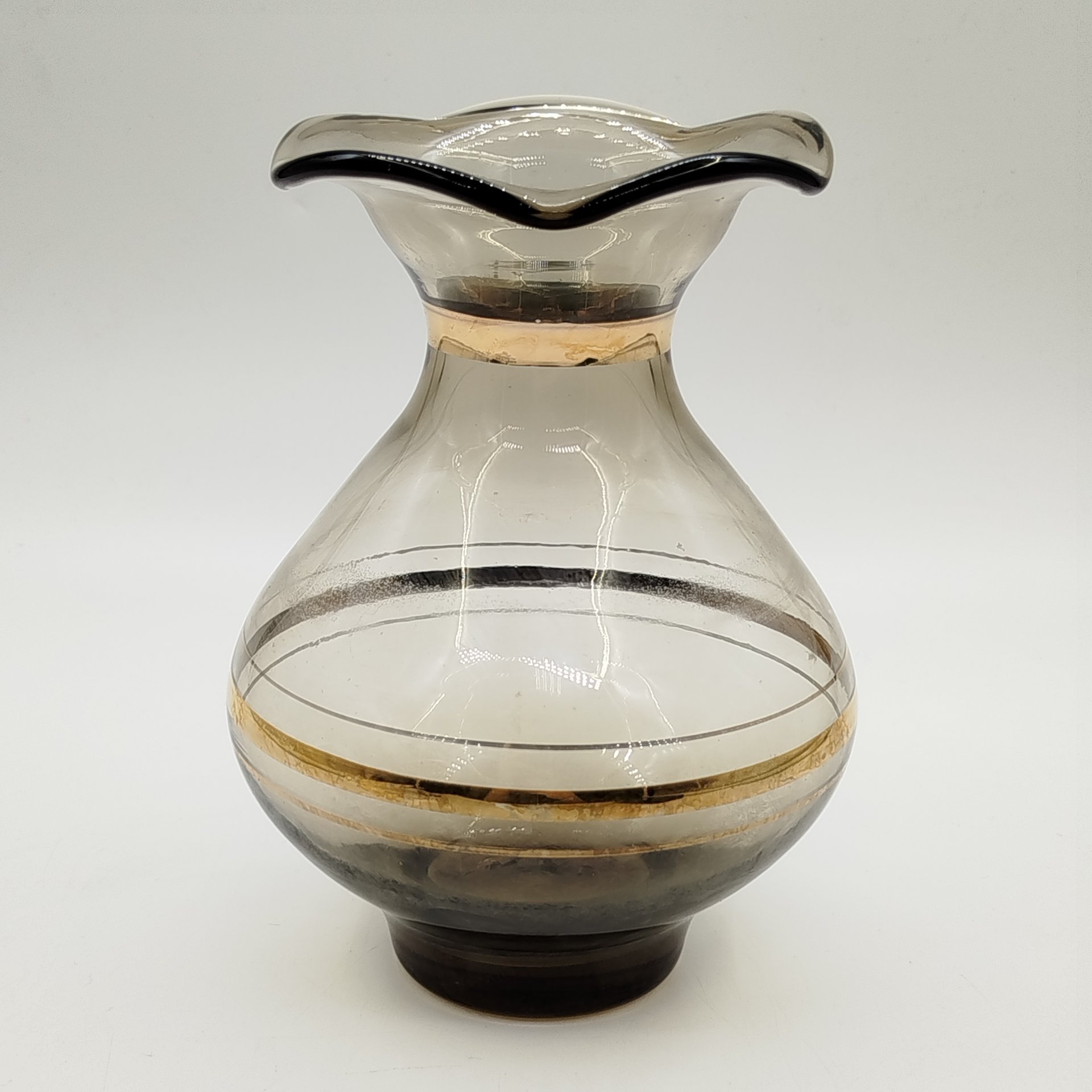 Ваза дымчатого оттенка с фестончатым краем, цветное стекло, золочение, СССР, 1970-1990 гг.