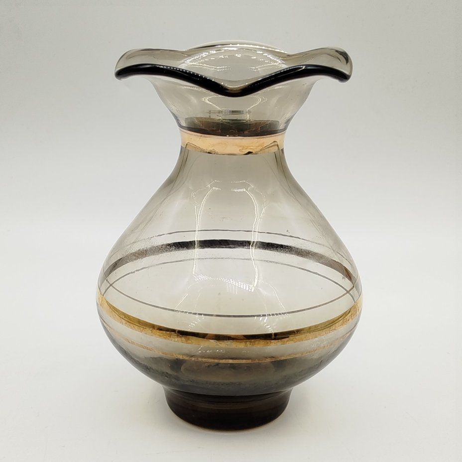 Ваза дымчатого оттенка с фестончатым краем