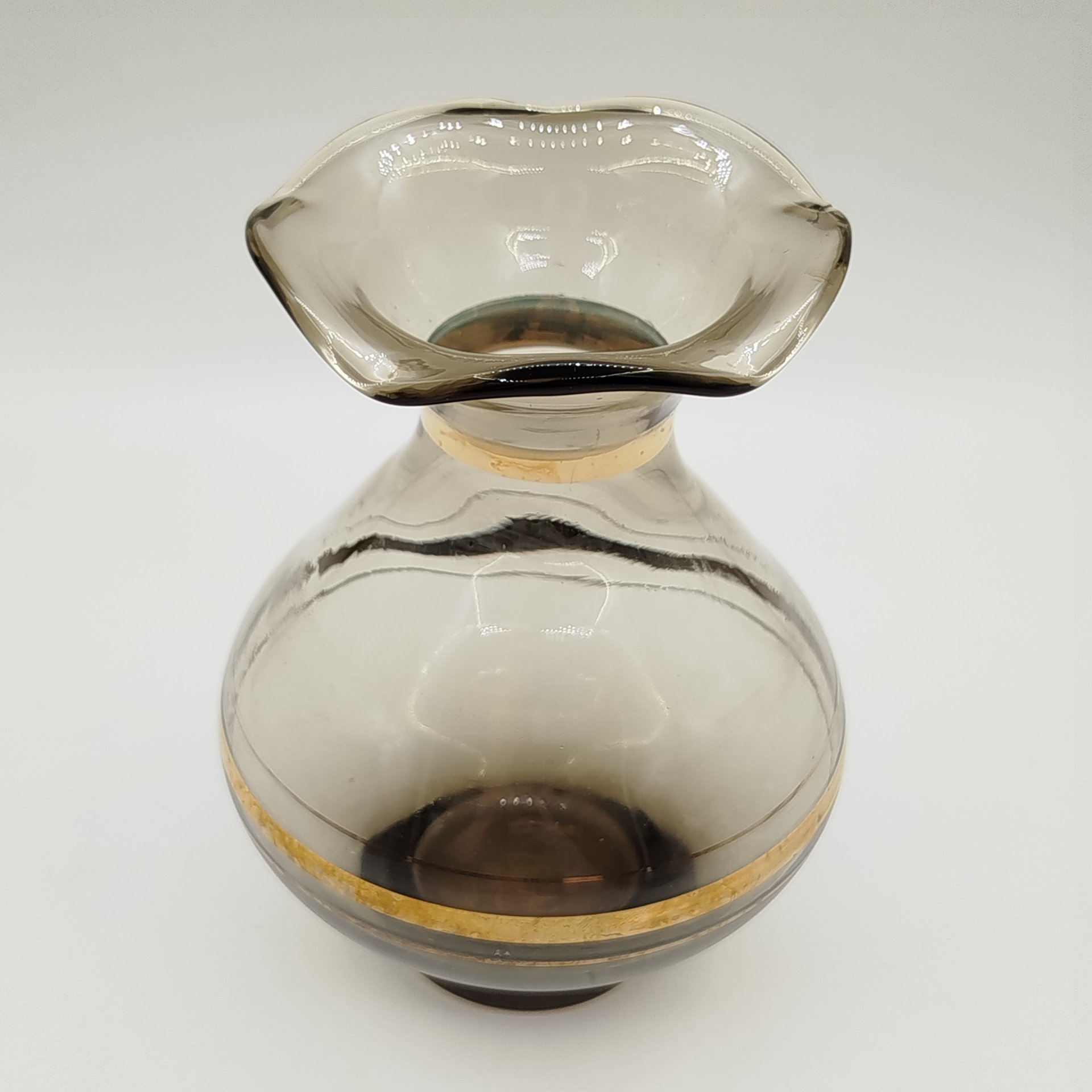 Ваза дымчатого оттенка с фестончатым краем, цветное стекло, золочение, СССР, 1970-1990 гг.