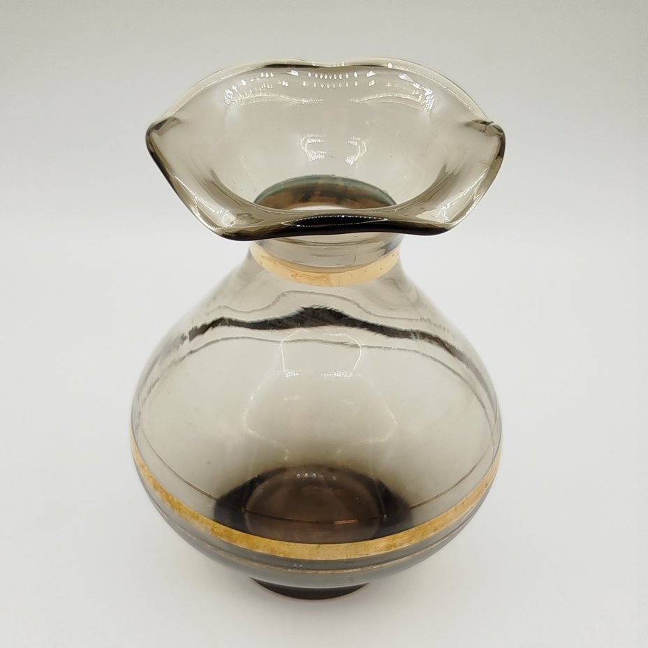 Ваза дымчатого оттенка с фестончатым краем