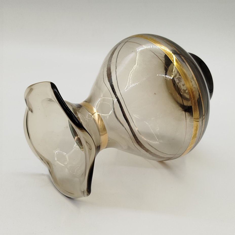 Ваза дымчатого оттенка с фестончатым краем