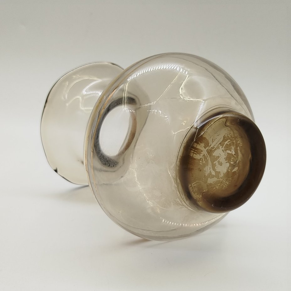 Ваза дымчатого оттенка с фестончатым краем