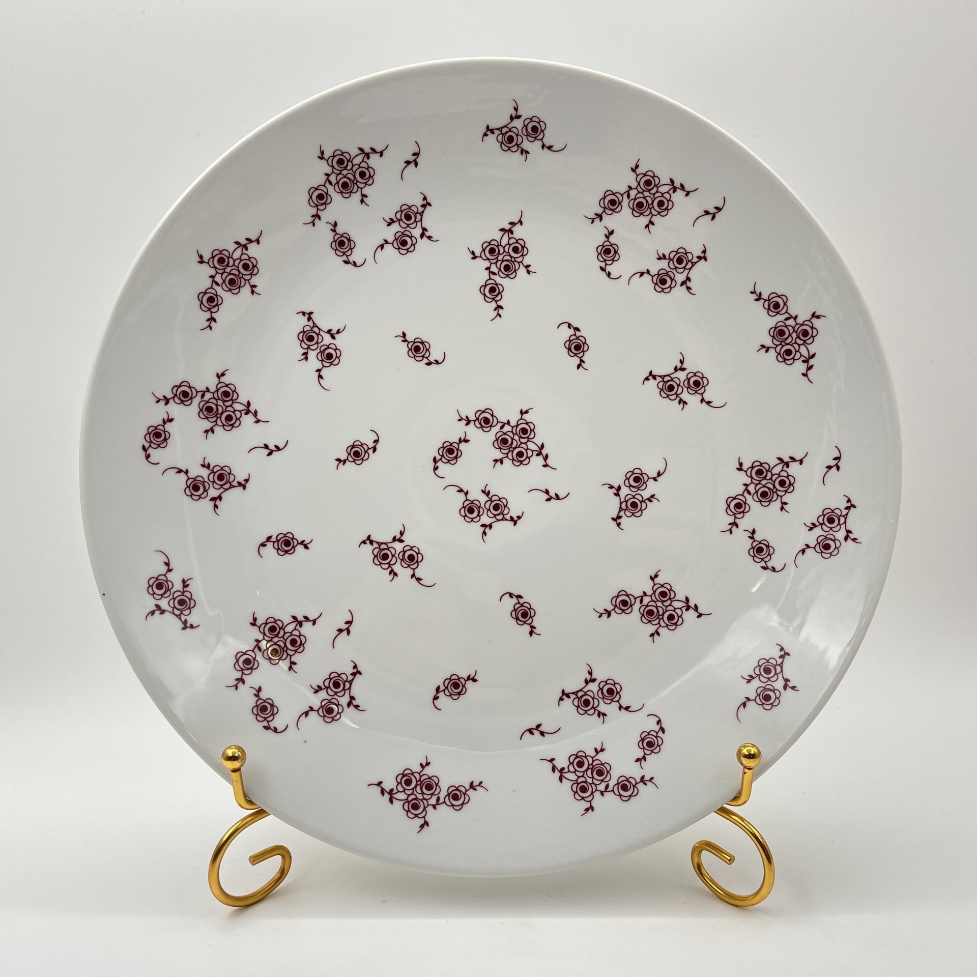 Блюдо круглой формы, украшенное цветочным декором, фарфор, деколь, Lichte Porzellan (Лихте), ГДР, 1966-1985 гг.