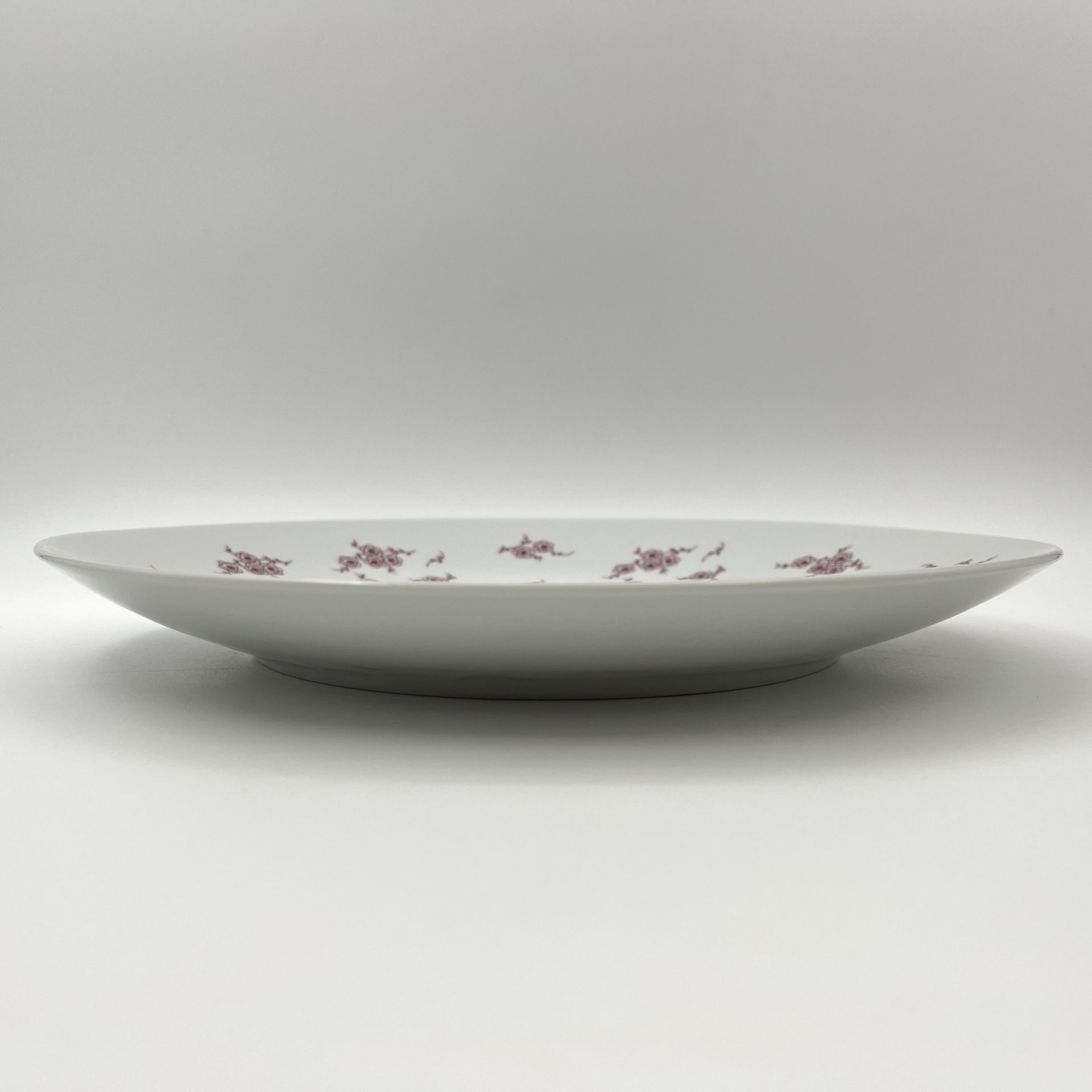 Блюдо круглой формы, украшенное цветочным декором, фарфор, деколь, Lichte Porzellan (Лихте), ГДР, 1966-1985 гг.