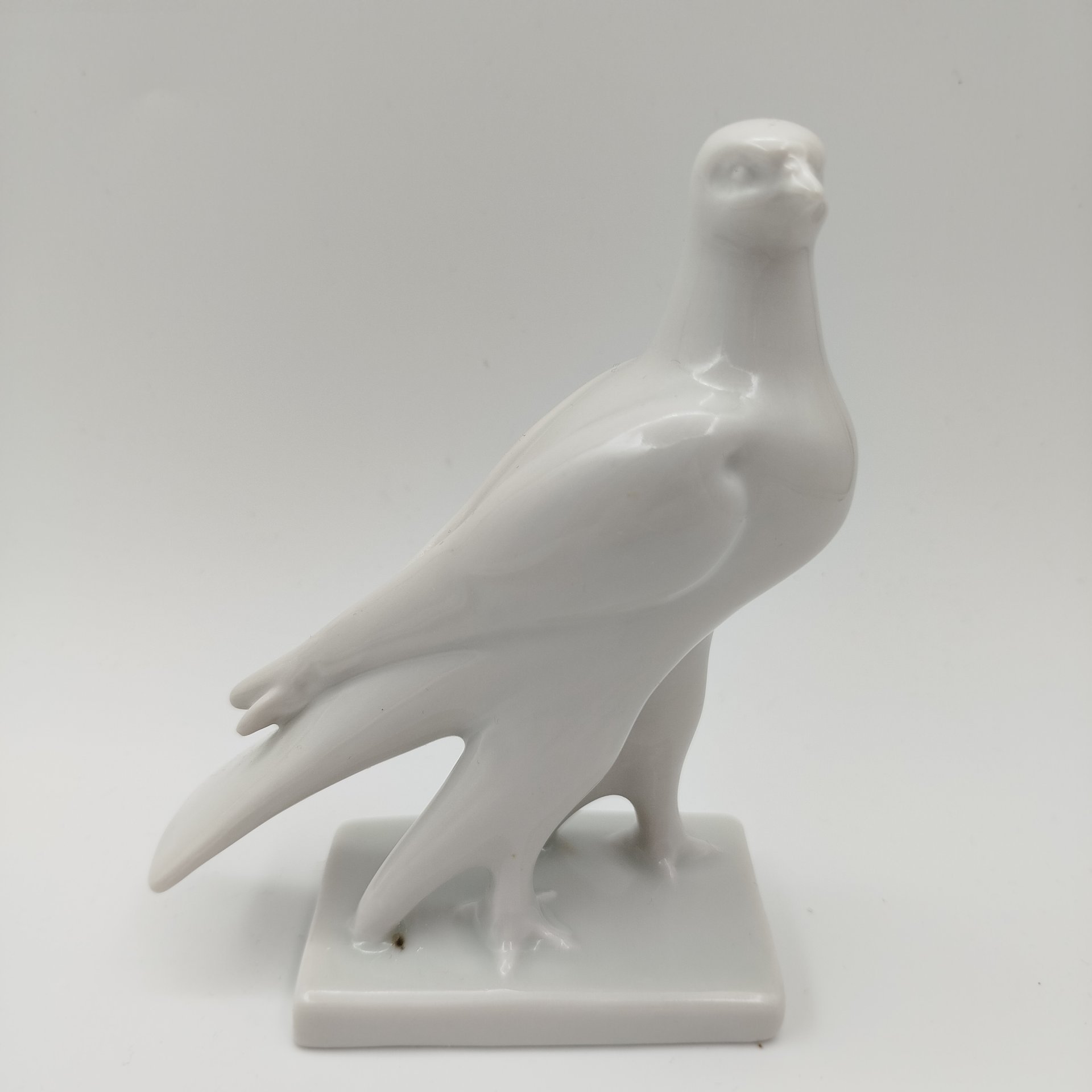 Статуэтка "Сокол", скульптор Сотников А.Г., фарфор, Дулевский фарфоровый завод (Дулёво), Российская Федерация, 1968-1991 гг.