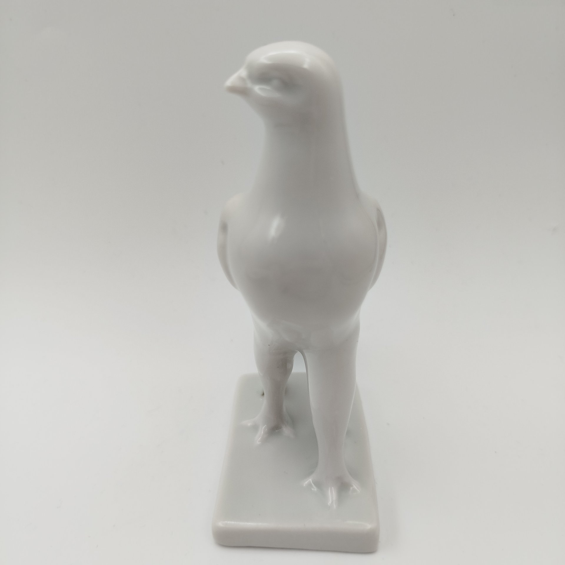 Статуэтка "Сокол", скульптор Сотников А.Г., фарфор, Дулевский фарфоровый завод (Дулёво), Российская Федерация, 1968-1991 гг.