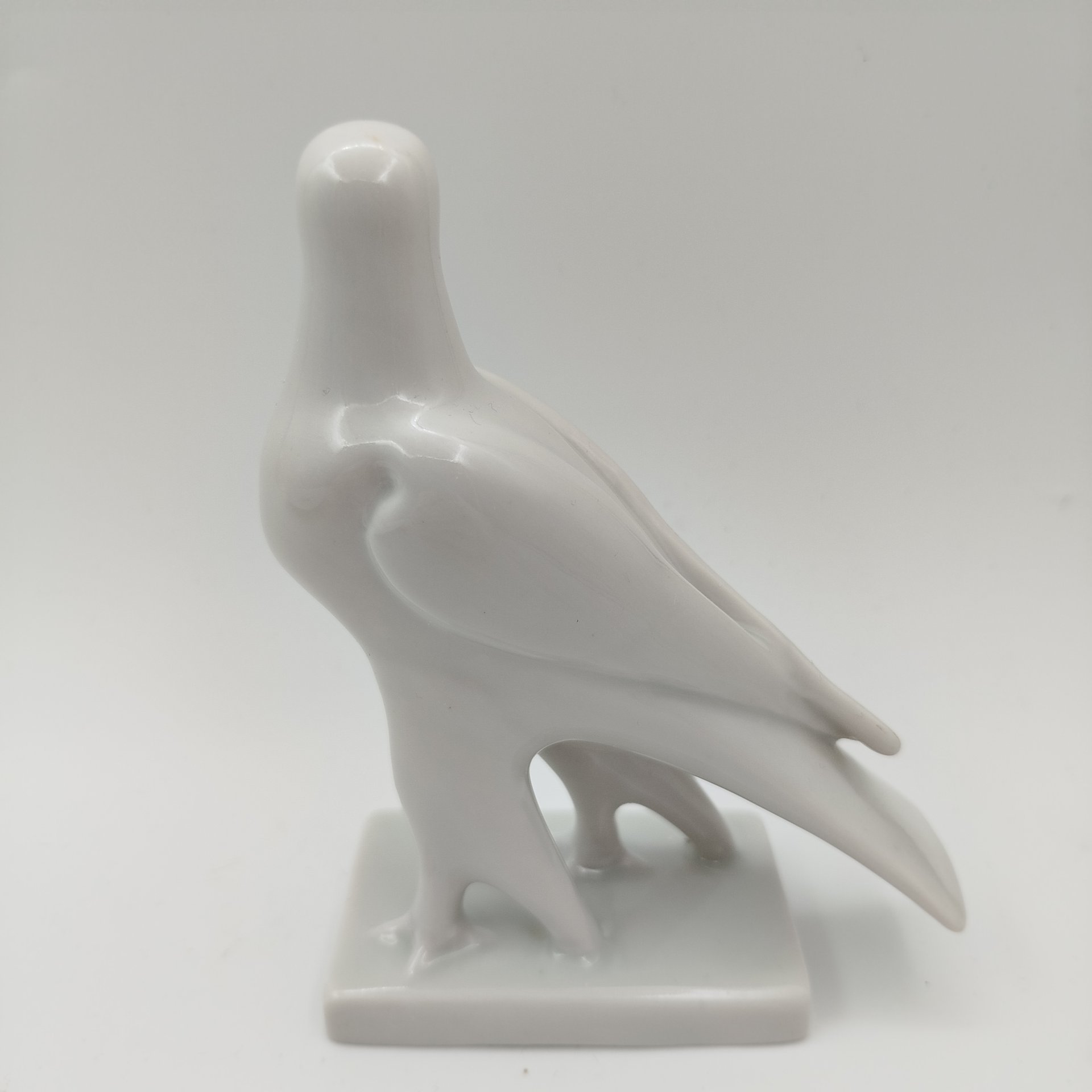 Статуэтка "Сокол", скульптор Сотников А.Г., фарфор, Дулевский фарфоровый завод (Дулёво), Российская Федерация, 1968-1991 гг.