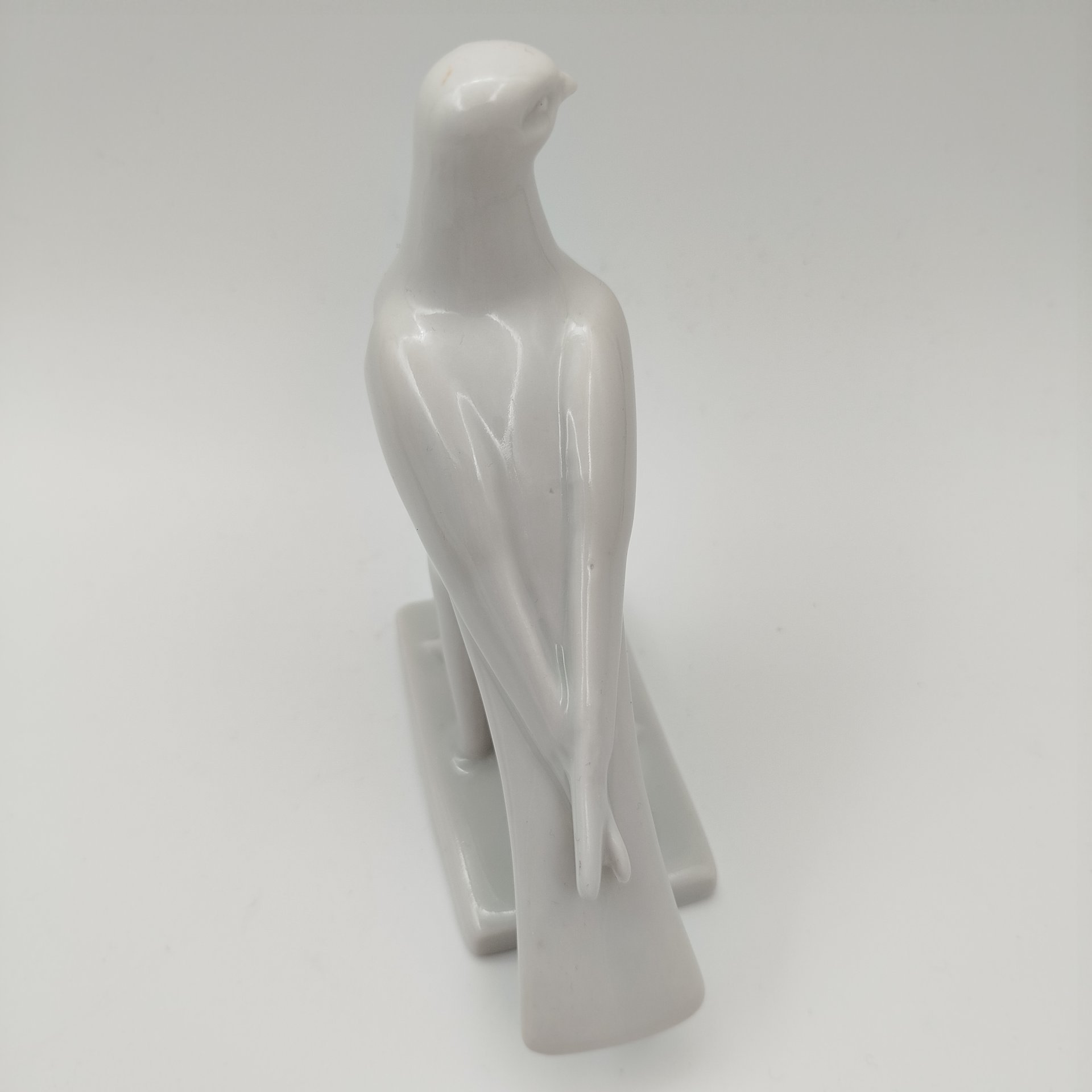 Статуэтка "Сокол", скульптор Сотников А.Г., фарфор, Дулевский фарфоровый завод (Дулёво), Российская Федерация, 1968-1991 гг.
