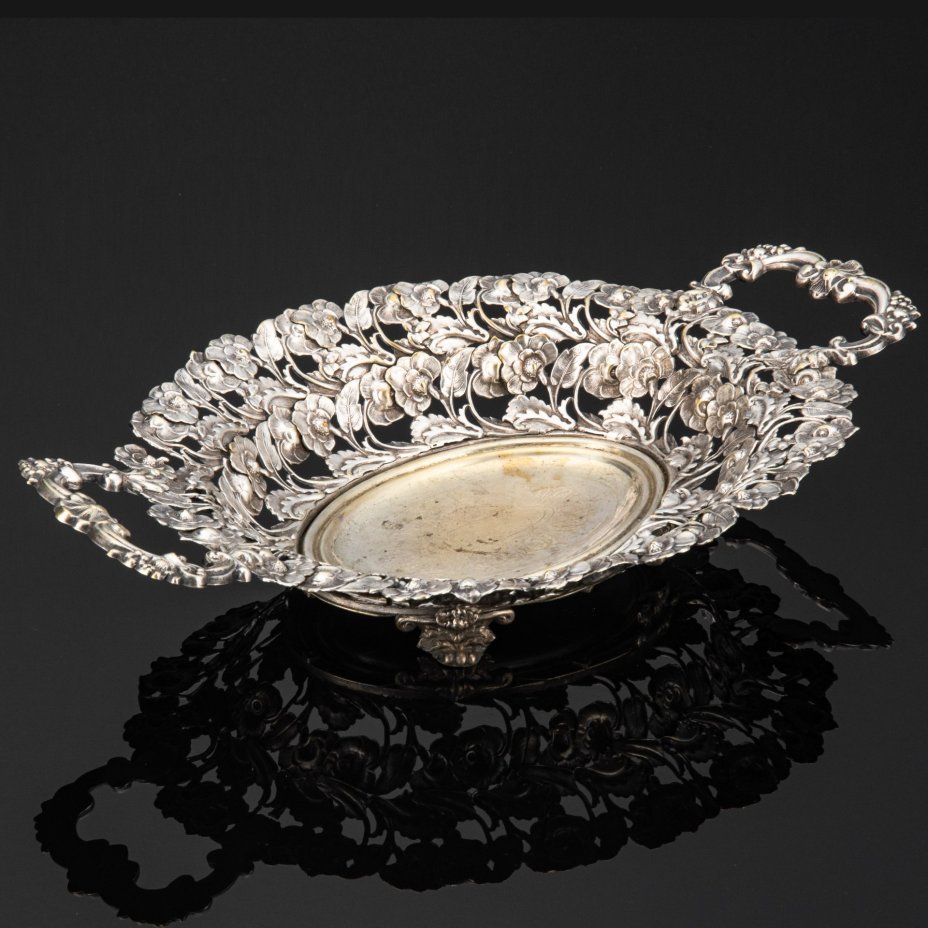 Фруктовница с ручками (сухарница), украшенная прорезным растительным декором, латунь, серебрение, Bracia Henneberg (Братья Хеннеберг, Варшава), Польша, 1890-1917 гг.
