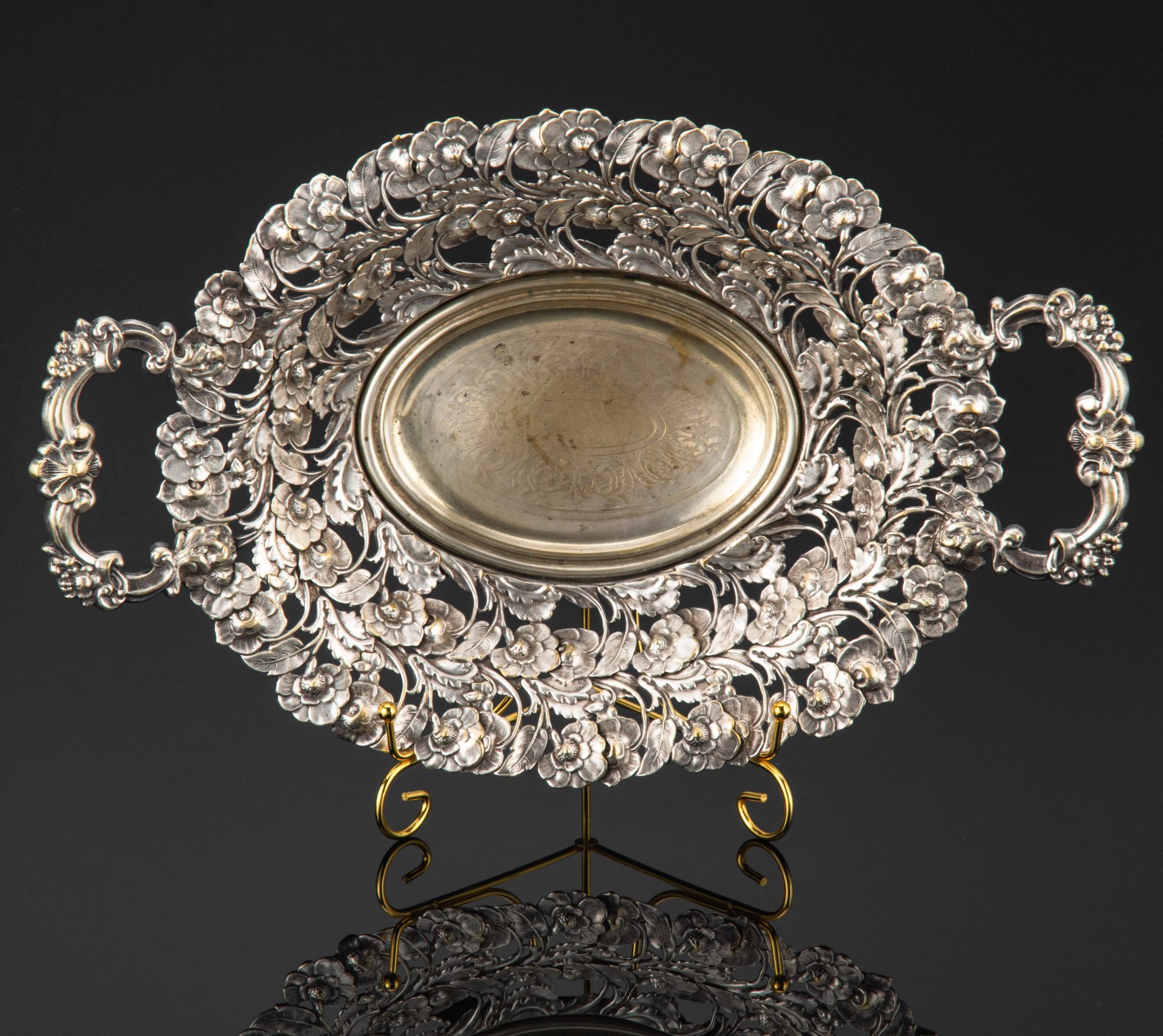 Фруктовница с ручками (сухарница), украшенная прорезным растительным декором, латунь, серебрение, Bracia Henneberg (Братья Хеннеберг, Варшава), Польша, 1890-1917 гг.