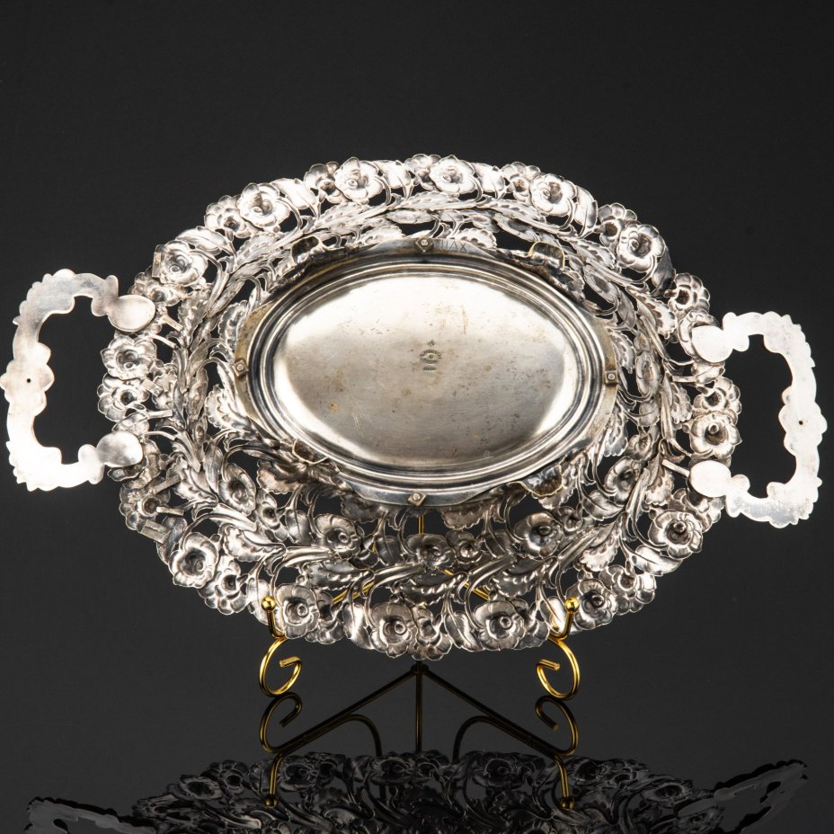 Фруктовница с ручками (сухарница), украшенная прорезным растительным декором, латунь, серебрение, Bracia Henneberg (Братья Хеннеберг, Варшава), Польша, 1890-1917 гг.