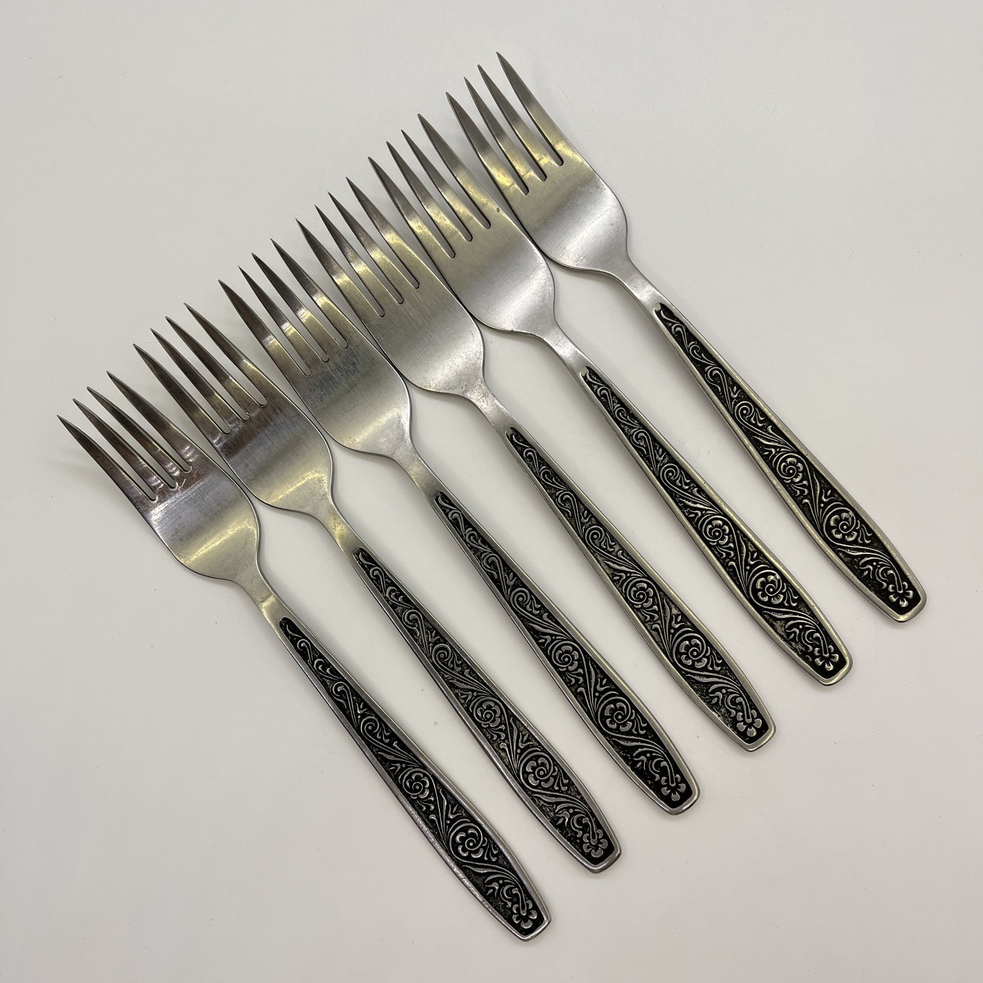 Набор из 6-ти вилок, украшенных растительным декором, нержавеющая сталь, Павловский завод художественных металлоизделий им. С.М. Кирова, СССР, 1073-1991 гг.