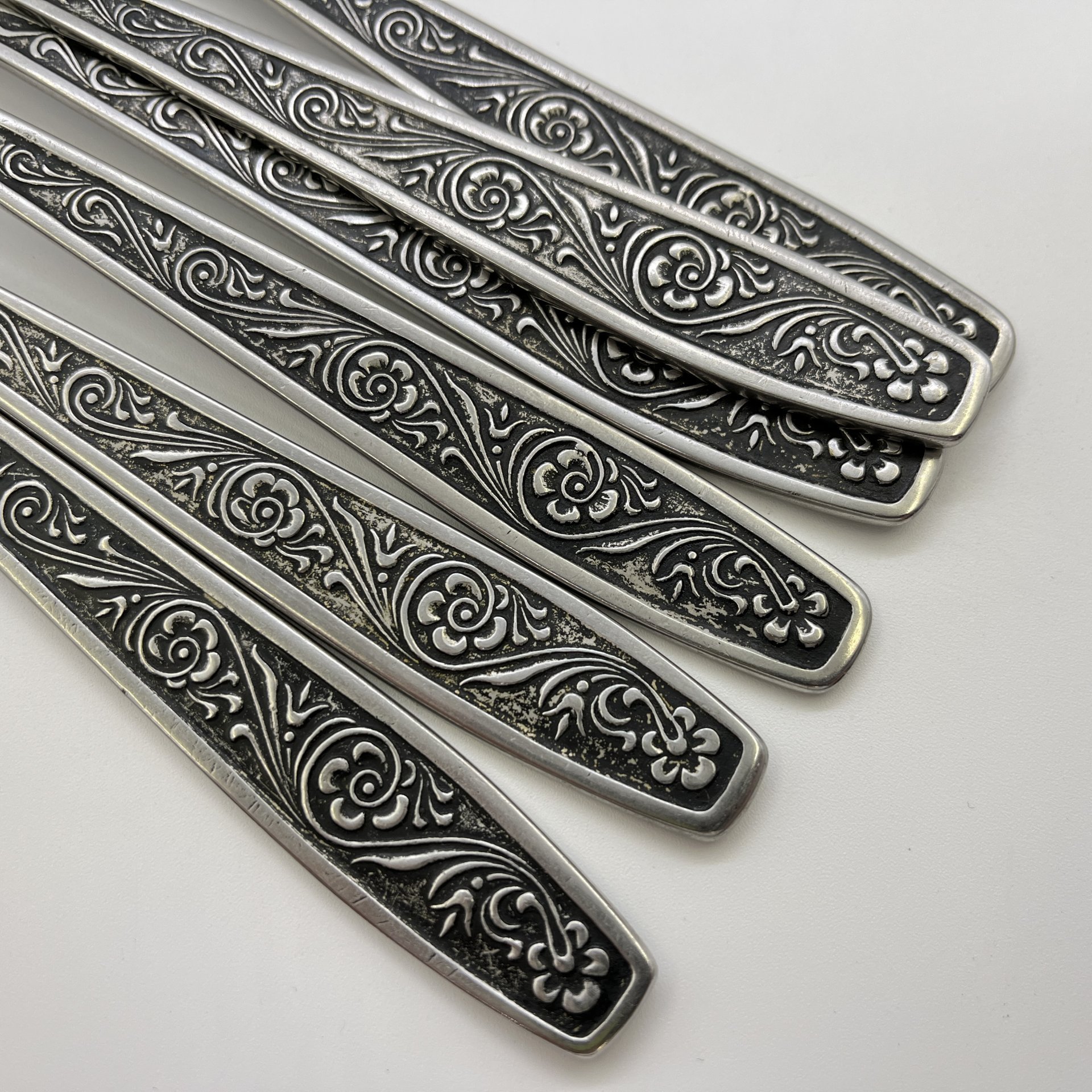 Набор из 6-ти вилок, украшенных растительным декором, нержавеющая сталь, Павловский завод художественных металлоизделий им. С.М. Кирова, СССР, 1073-1991 гг.