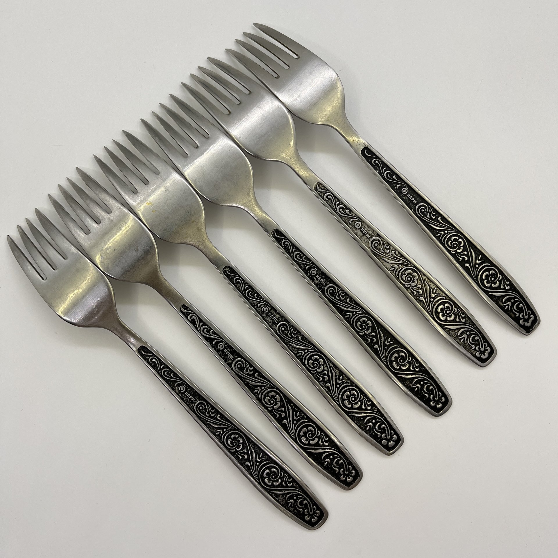 Набор из 6-ти вилок, украшенных растительным декором, нержавеющая сталь, Павловский завод художественных металлоизделий им. С.М. Кирова, СССР, 1073-1991 гг.