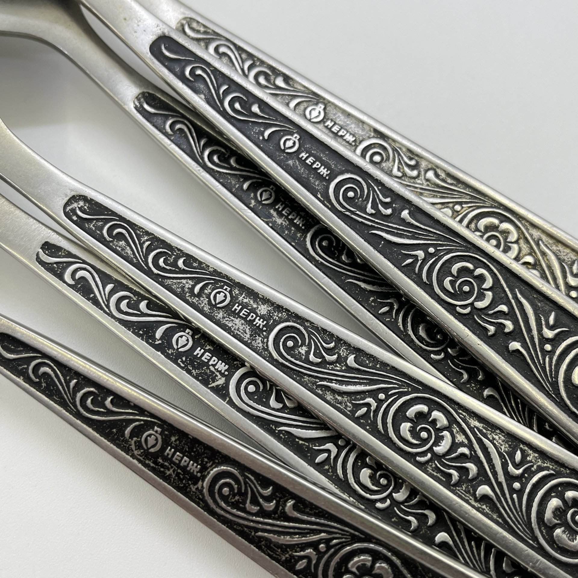 Набор из 6-ти вилок, украшенных растительным декором, нержавеющая сталь, Павловский завод художественных металлоизделий им. С.М. Кирова, СССР, 1073-1991 гг.