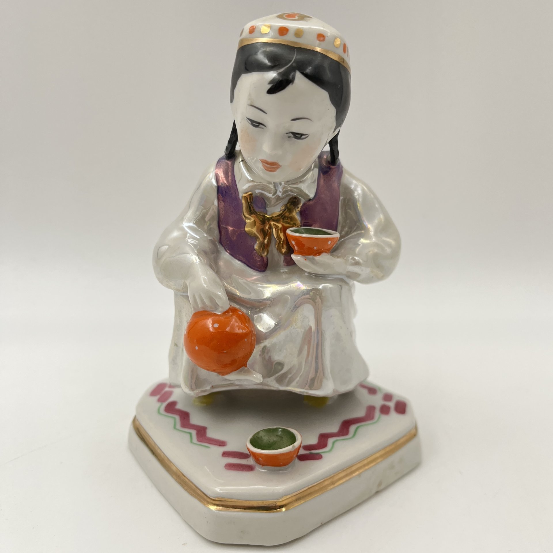 Статуэтка "Маленькая хозяйка" (Узбечка с чайником), скульптор О.М. Богданова