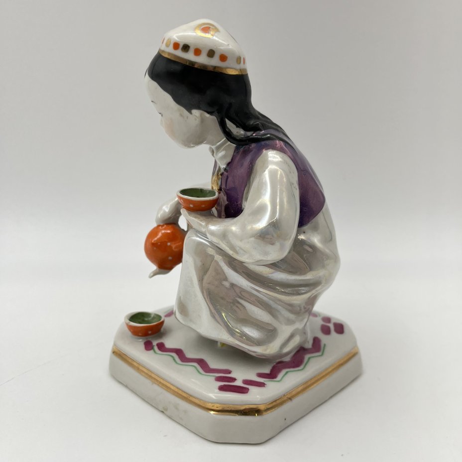 Статуэтка "Маленькая хозяйка" (Узбечка с чайником), скульптор О.М. Богданова