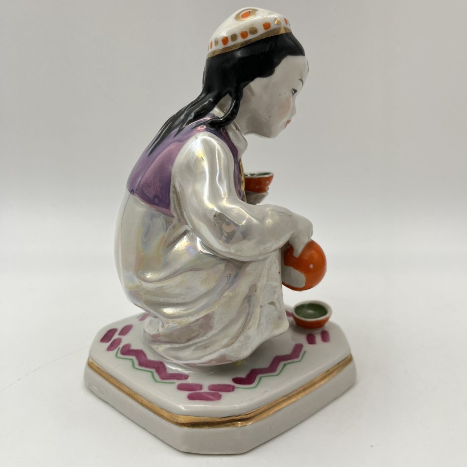 Статуэтка "Маленькая хозяйка" (Узбечка с чайником), скульптор О.М. Богданова