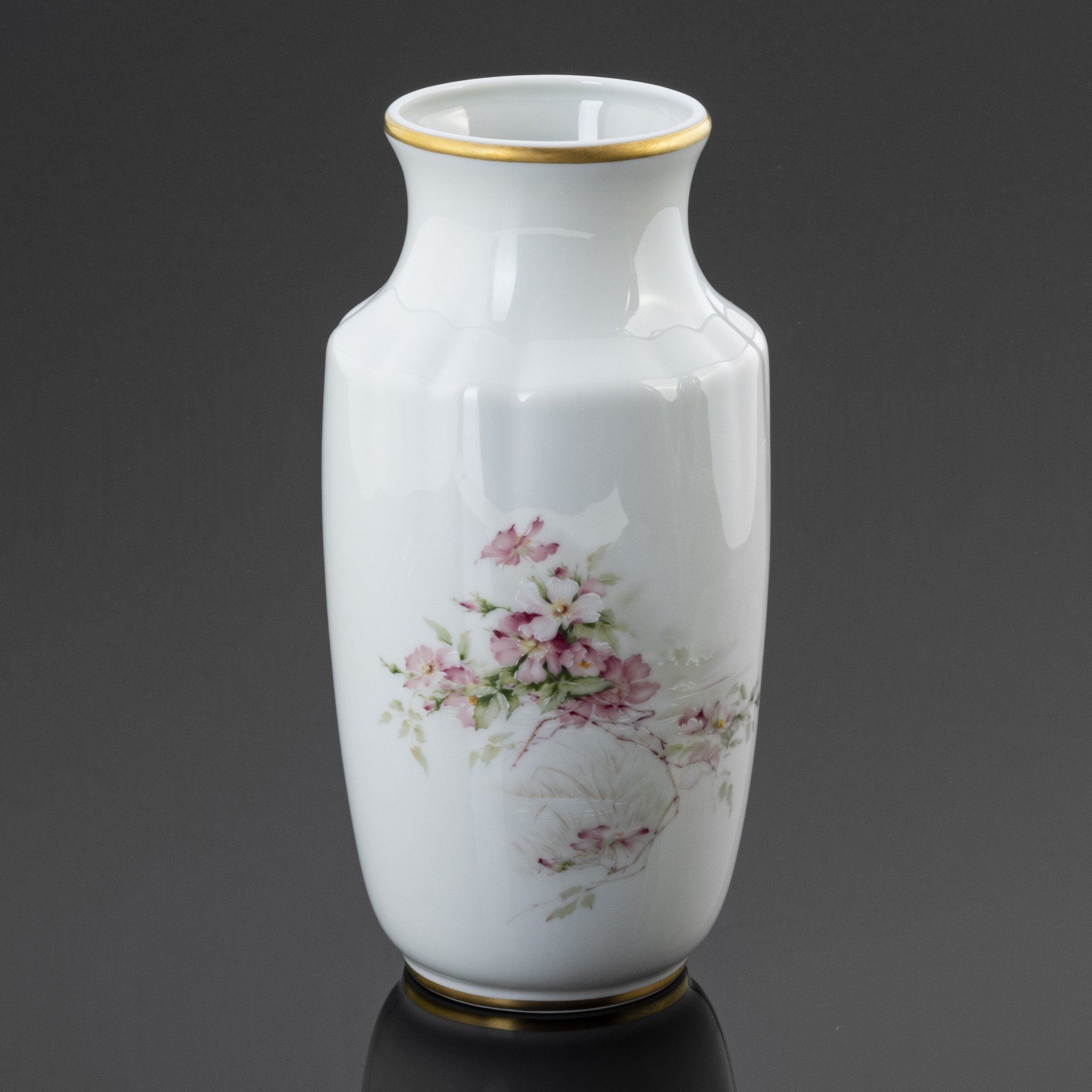 Ваза для цветов с нежным цветочным рисунком  Lys Royal Porcelaine, Limoges
