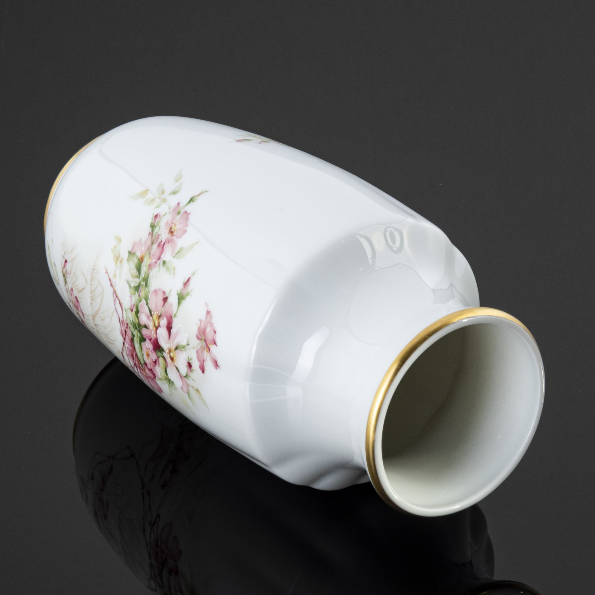 Ваза для цветов с нежным цветочным рисунком  Lys Royal Porcelaine, Limoges
